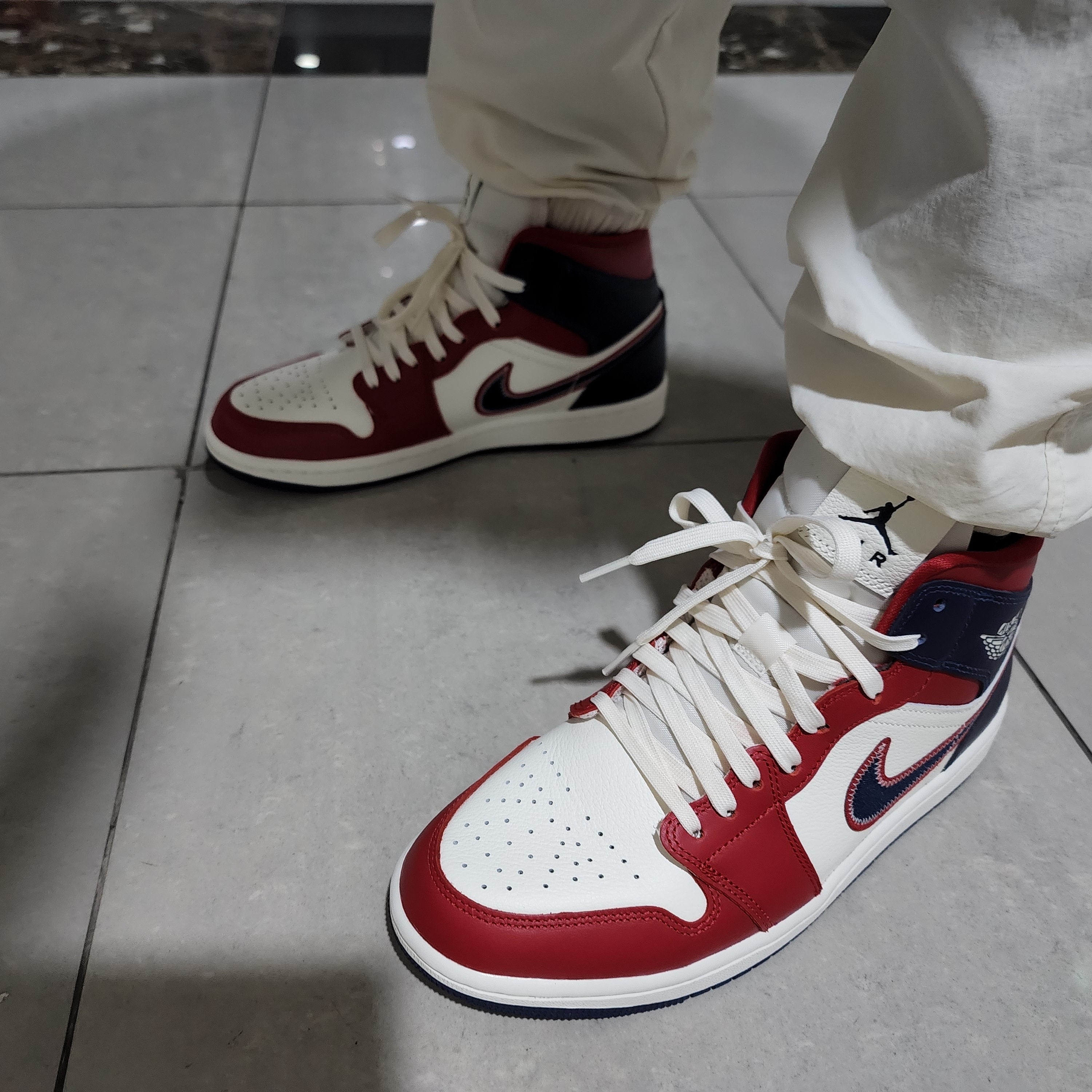 (W) Jordan 1 Mid SE Gym Red Midnight Navy 착용 스타일 - 2