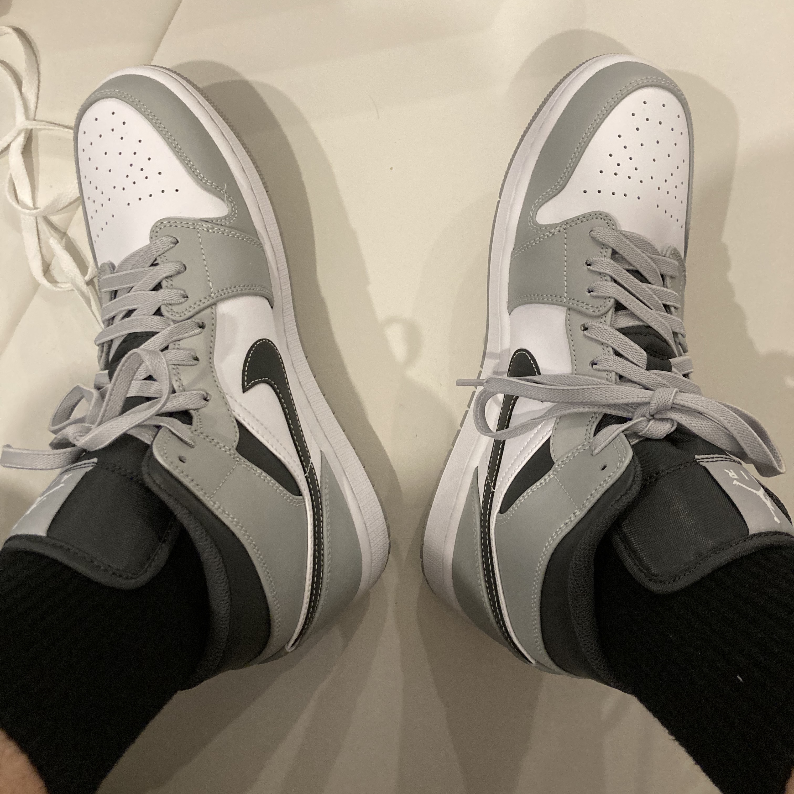 Jordan 1 Mid Light Smoke Grey Anthracite 착용 스타일 - 3