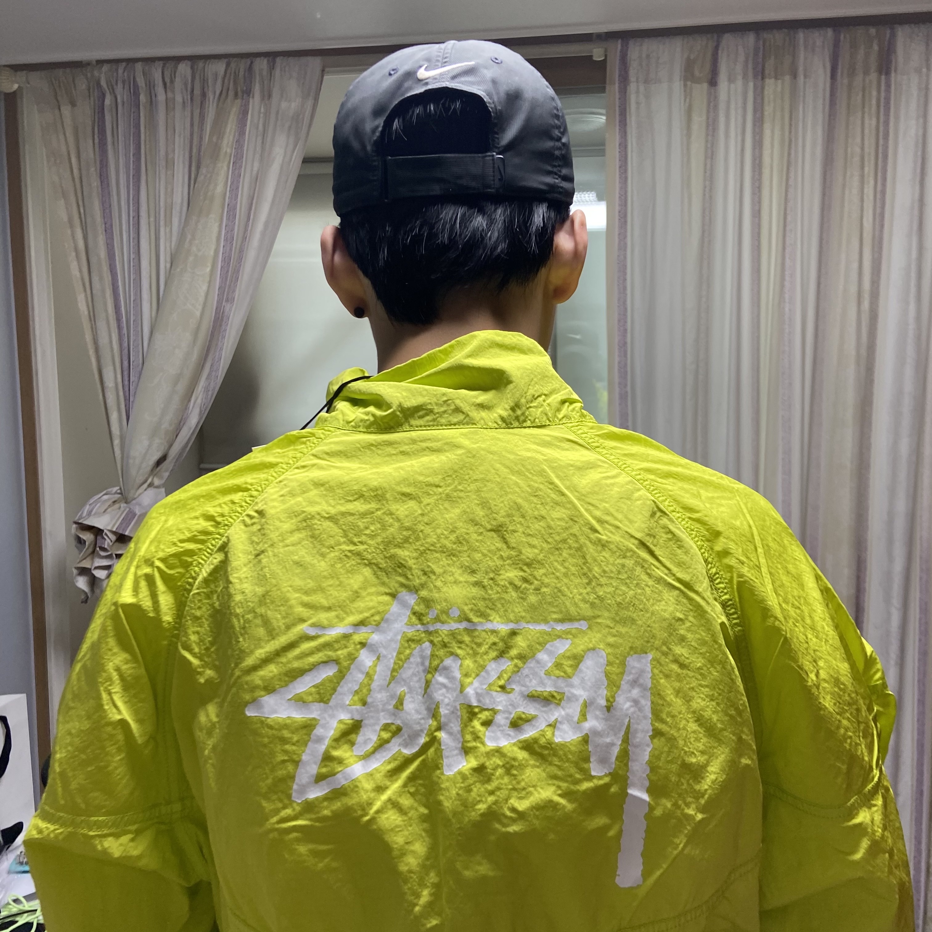Nike x Stussy Windrunner Jacket Bright Cactus 착용 스타일 - 2