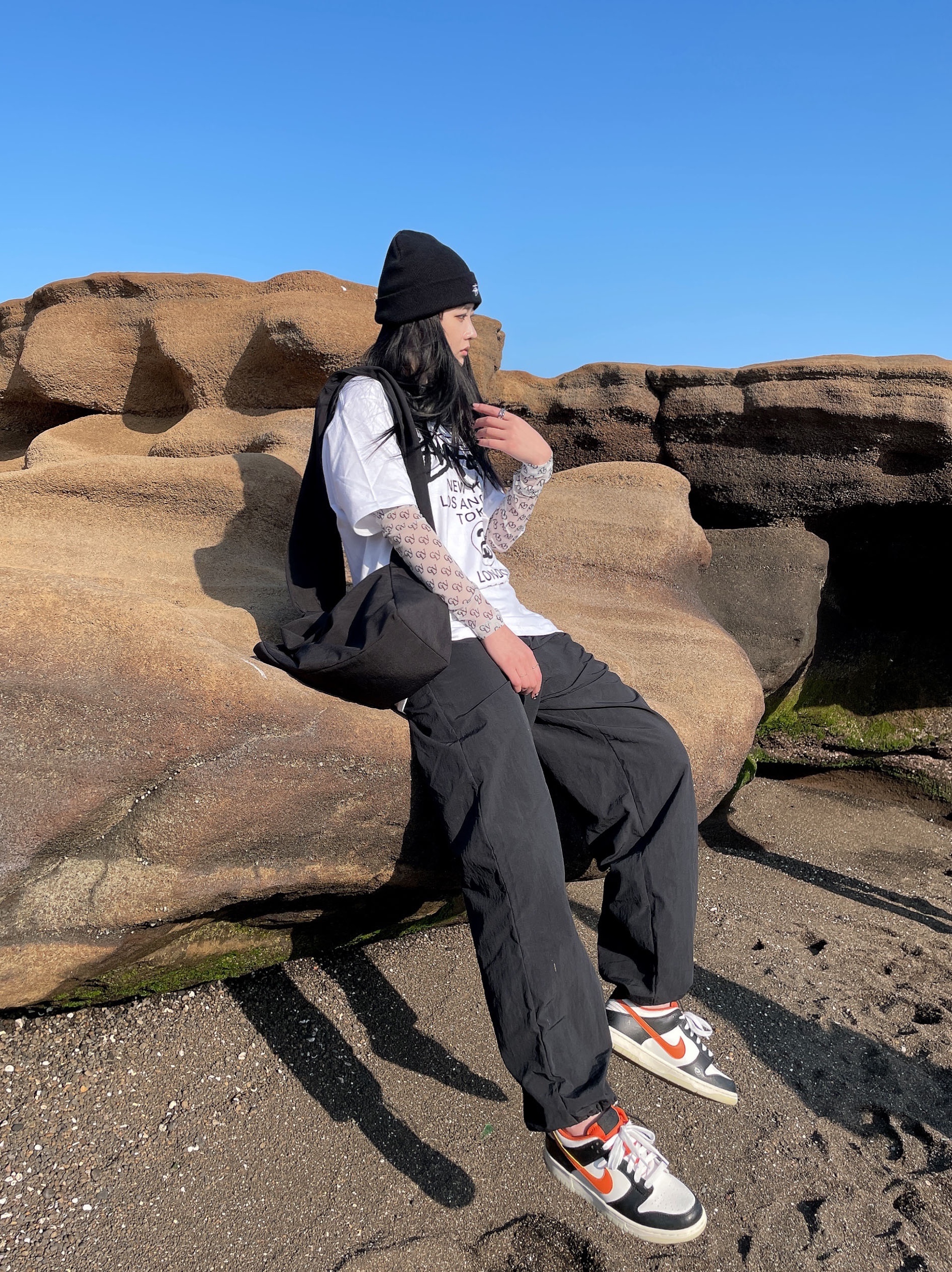 Stussy World Tour T-Shirt White, Stussy Stock Cuff Beanie Black 착용 스타일 - 2