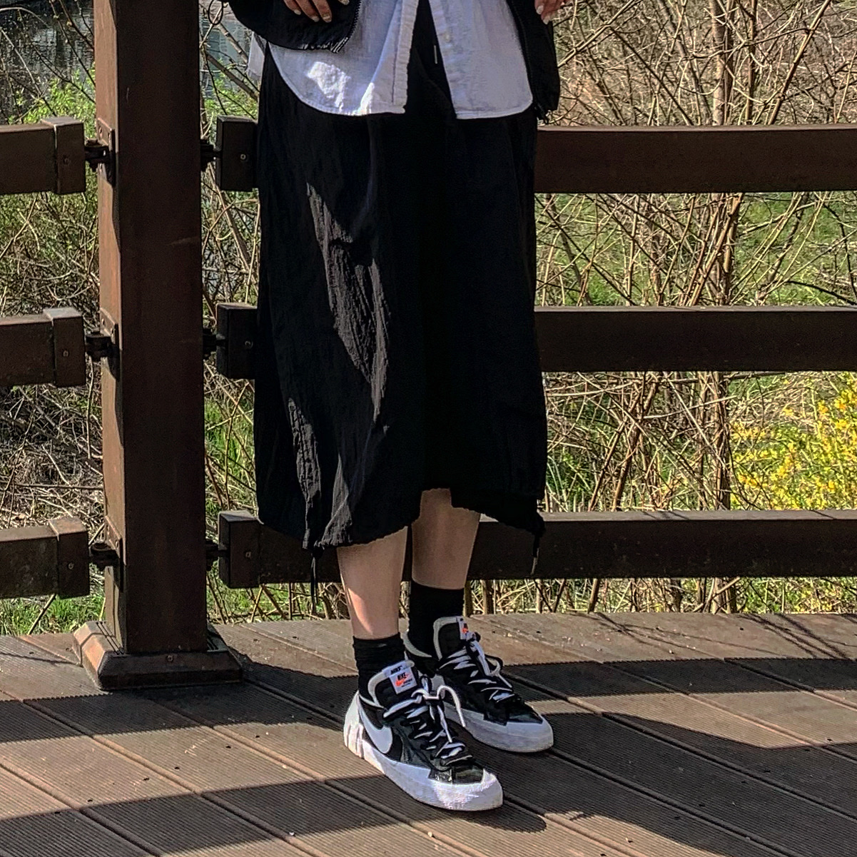 Adidas Yeezy Foam RNNR Stone Sage, Nike x Sacai Blazer Low Black Patent Leather 착용 스타일 - 1
