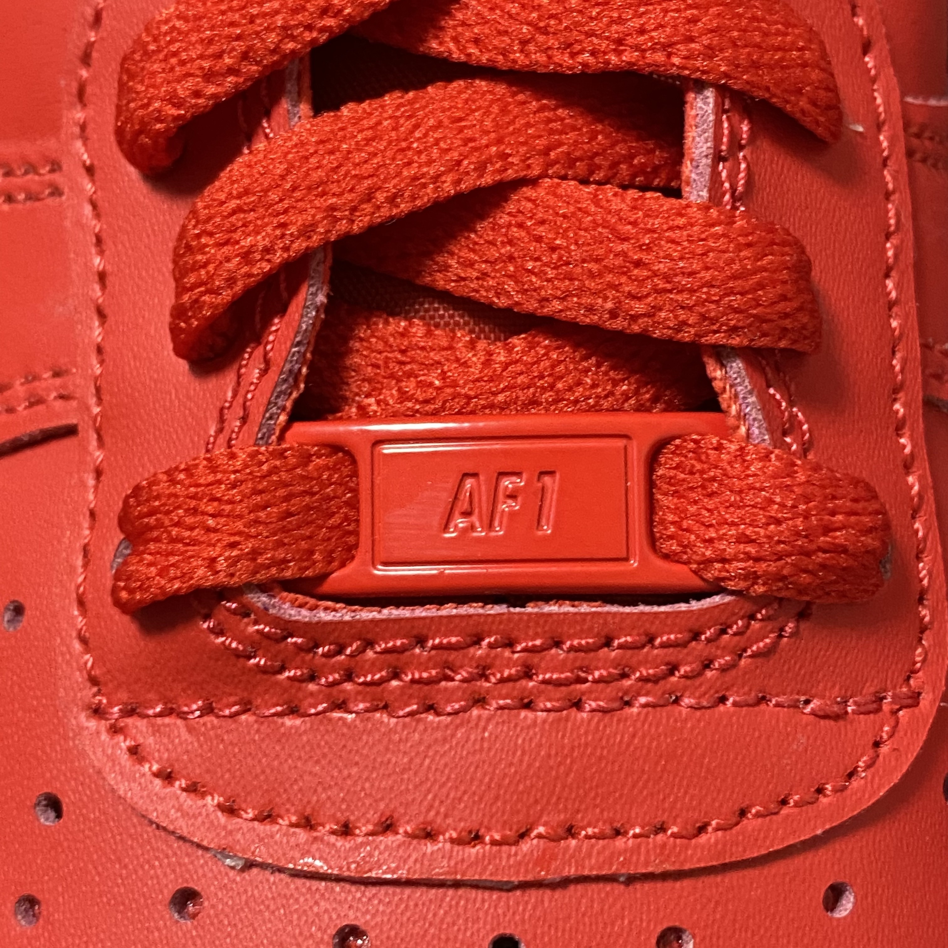Nike Air Force 1 '07 LV8 Low 1 Triple Red 착용 스타일 - 3