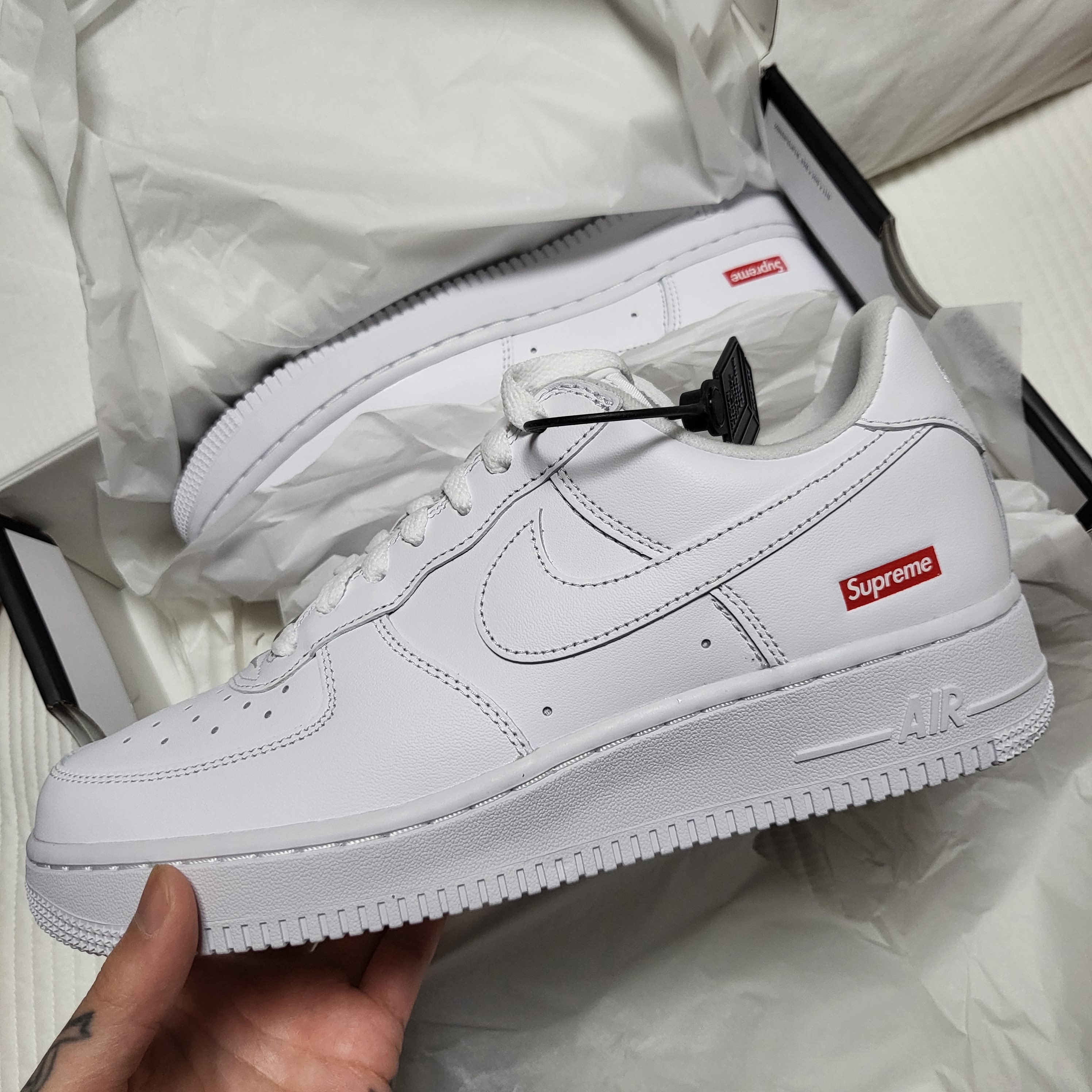 Nike x Supreme Air Force 1 Low White 착용 스타일 - 1