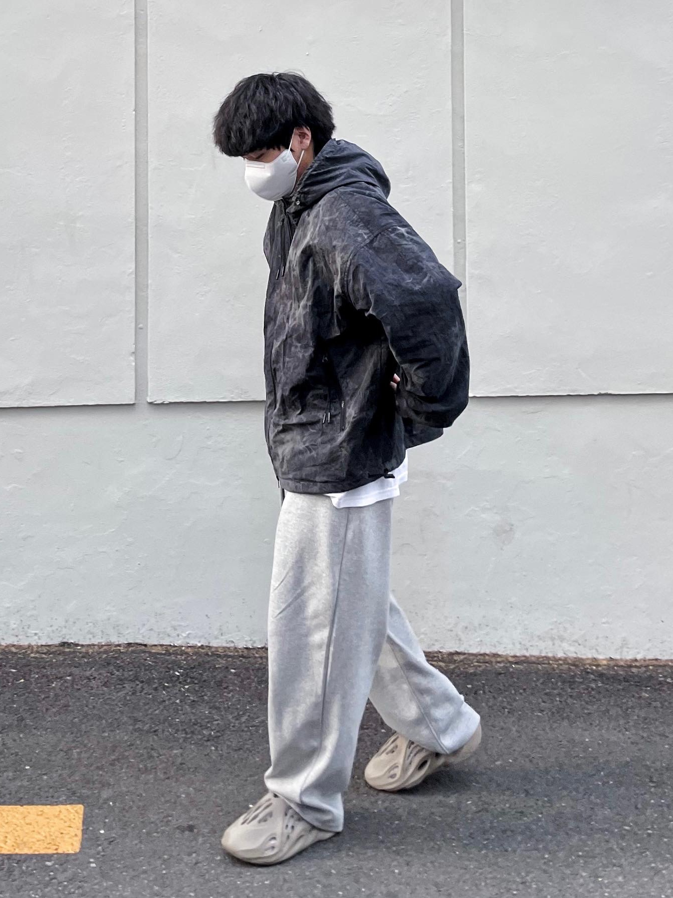 Adidas Yeezy Foam RNNR Stone Sage 착용 스타일 - 2