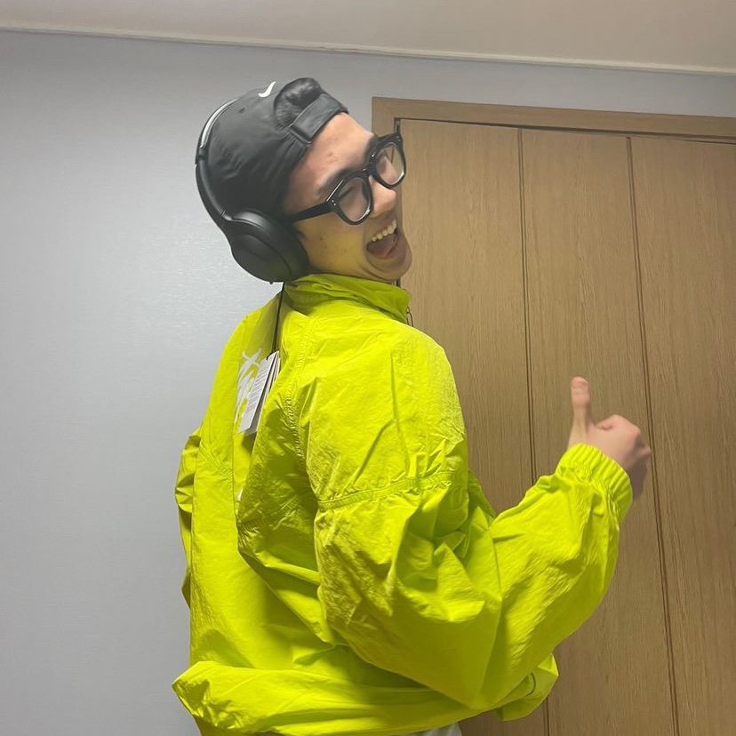 Nike x Stussy Windrunner Jacket Bright Cactus 착용 스타일 - 2