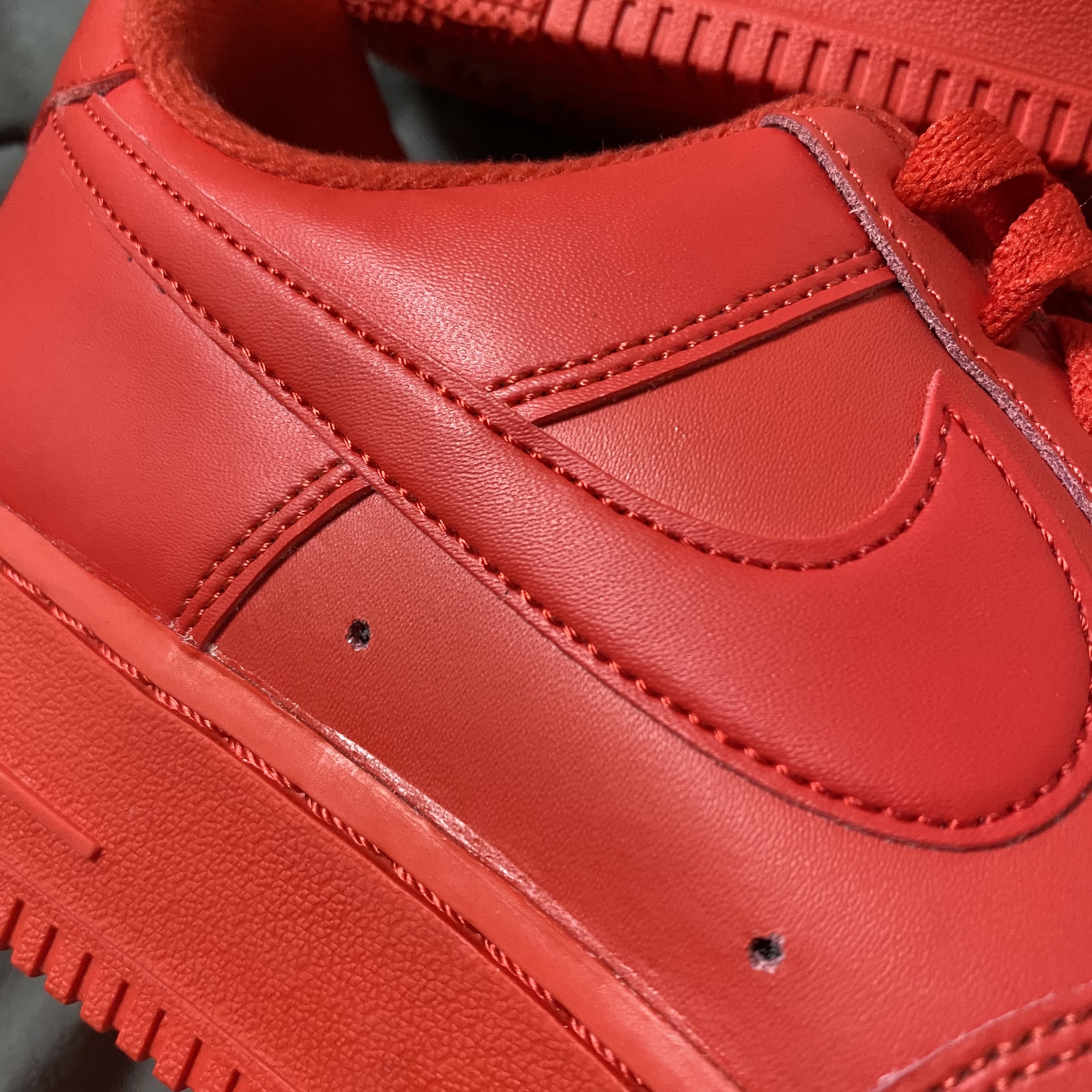 Nike Air Force 1 '07 LV8 Low 1 Triple Red 착용 스타일 - 2