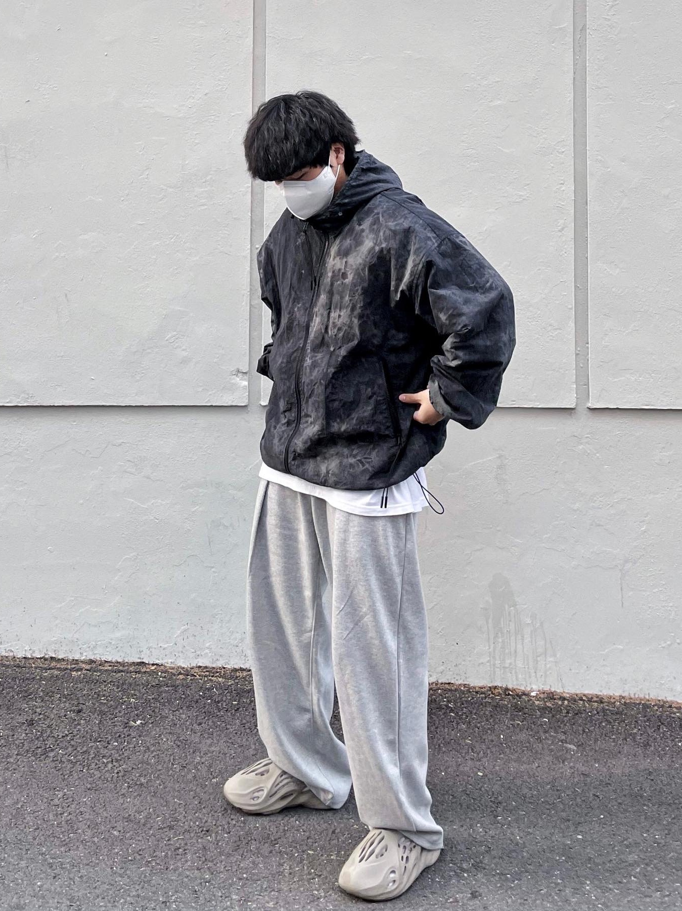 Adidas Yeezy Foam RNNR Stone Sage 착용 스타일 - 1