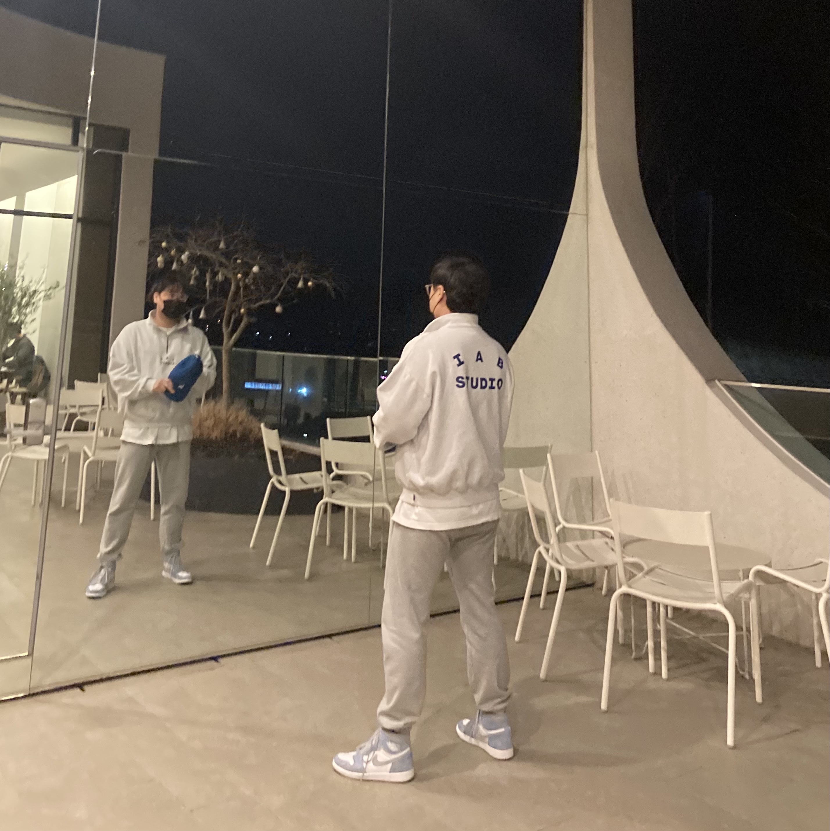 Jordan 1 Retro High OG Hyper Royal, IAB Studio Half Zip Pullover Light Gray 착용 스타일 - 2