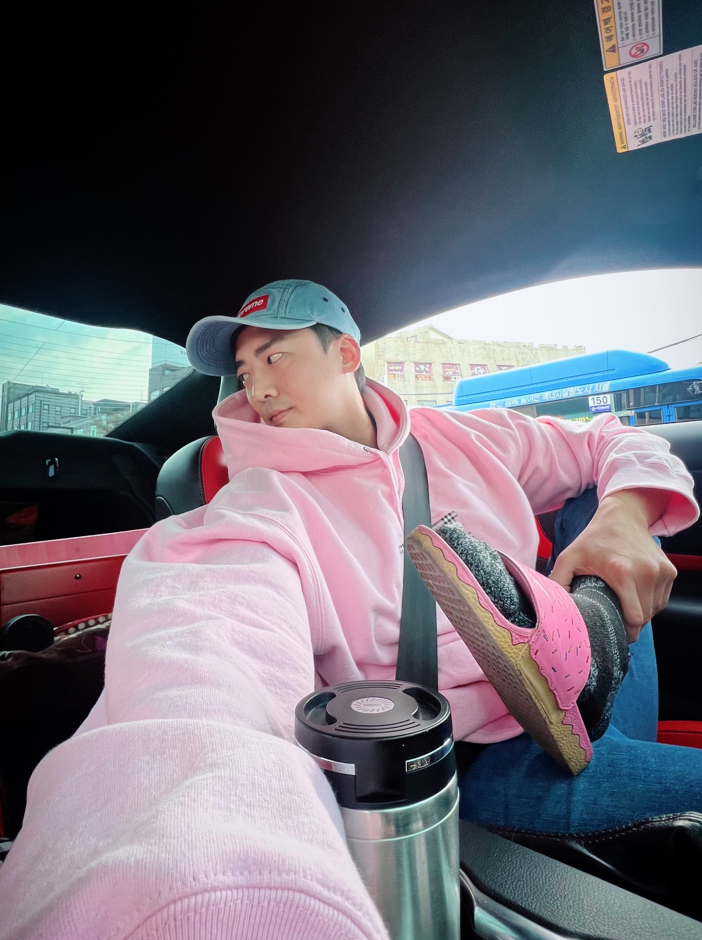 Supreme Washed Chino Twill Camp Cap Denim - 21FW, Supreme x Burberry Box Logo Hooded Sweatshirt Light Pink - 22SS 착용 스타일 - 3
