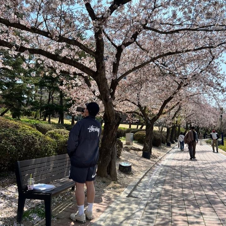 Nike x Stussy Windrunner Jacket Off Noir, Nike x Stussy Water Shorts Off Noir 착용 스타일