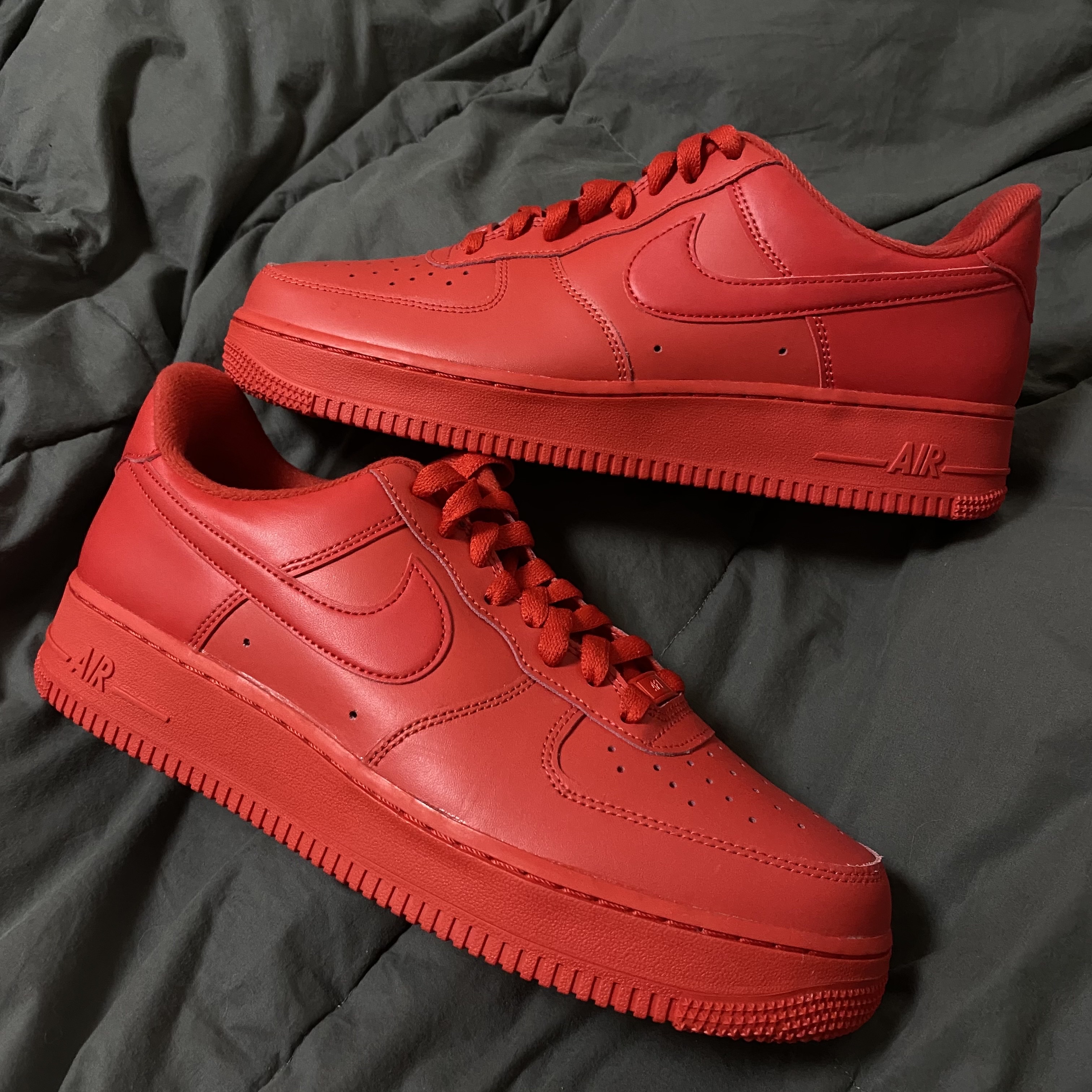 Nike Air Force 1 '07 LV8 Low 1 Triple Red 착용 스타일 - 1