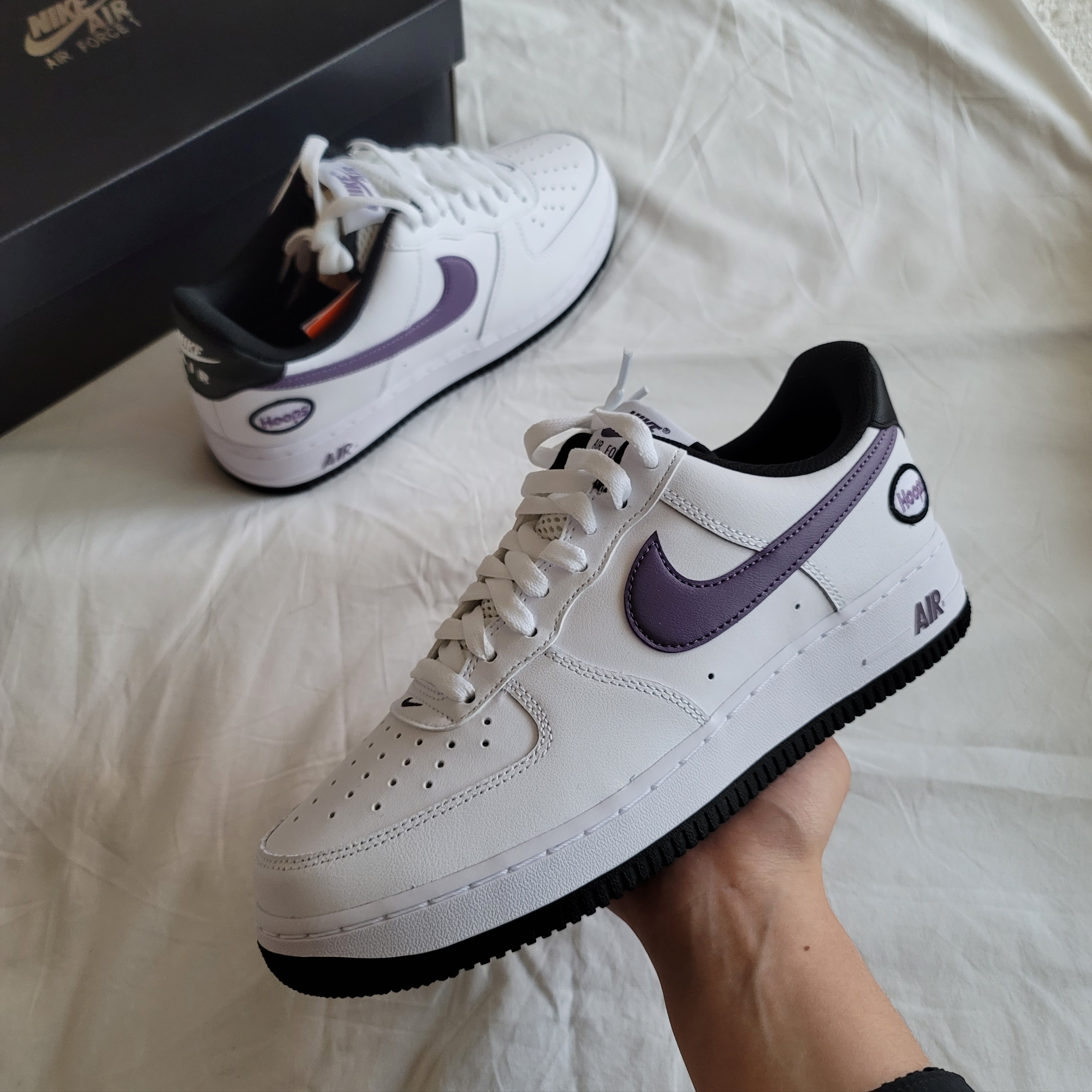 Nike Air Force 1 '07 LV8 Hoops White Canyon Purple 착용 스타일 - 1