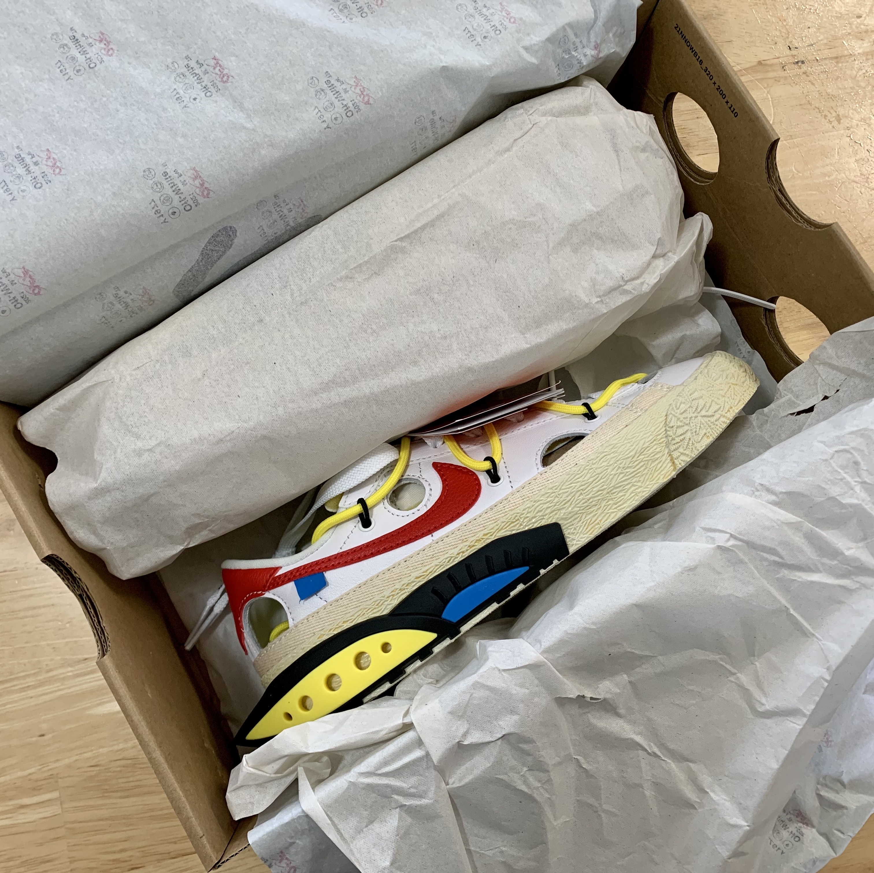Nike x Off-White Blazer Low '77 White and University Red 착용 스타일 - 2