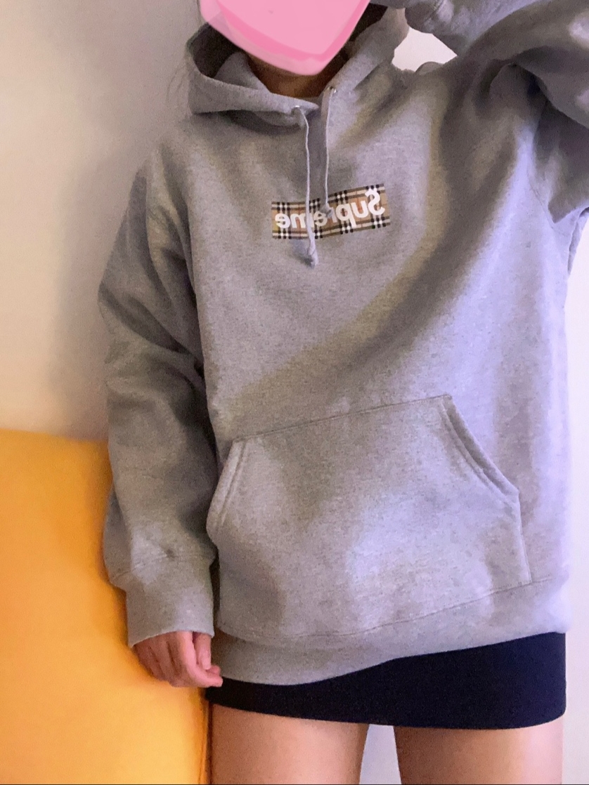 Supreme x Burberry Box Logo Hooded Sweatshirt Heather Grey - 22SS, Saint Laurent Cassandre Matelasse Compact Tri-Fold Wallet in Grain de Poudre Embossed Leather Black 착용 스타일 - 2
