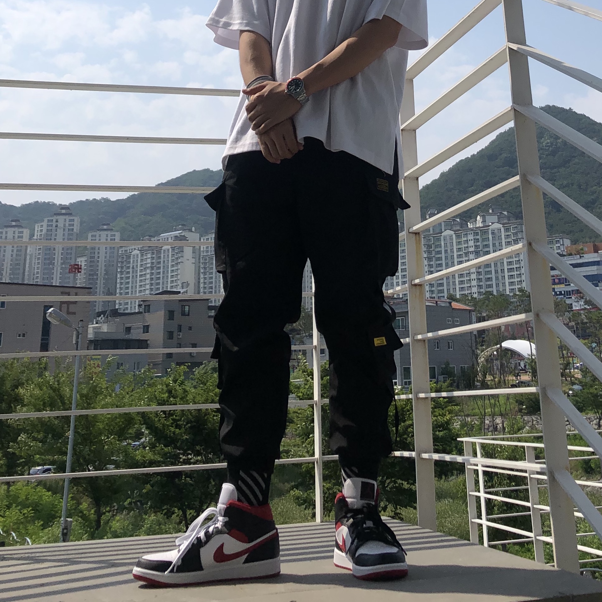 Jordan 1 Mid Gym Red Black White 착용 스타일
