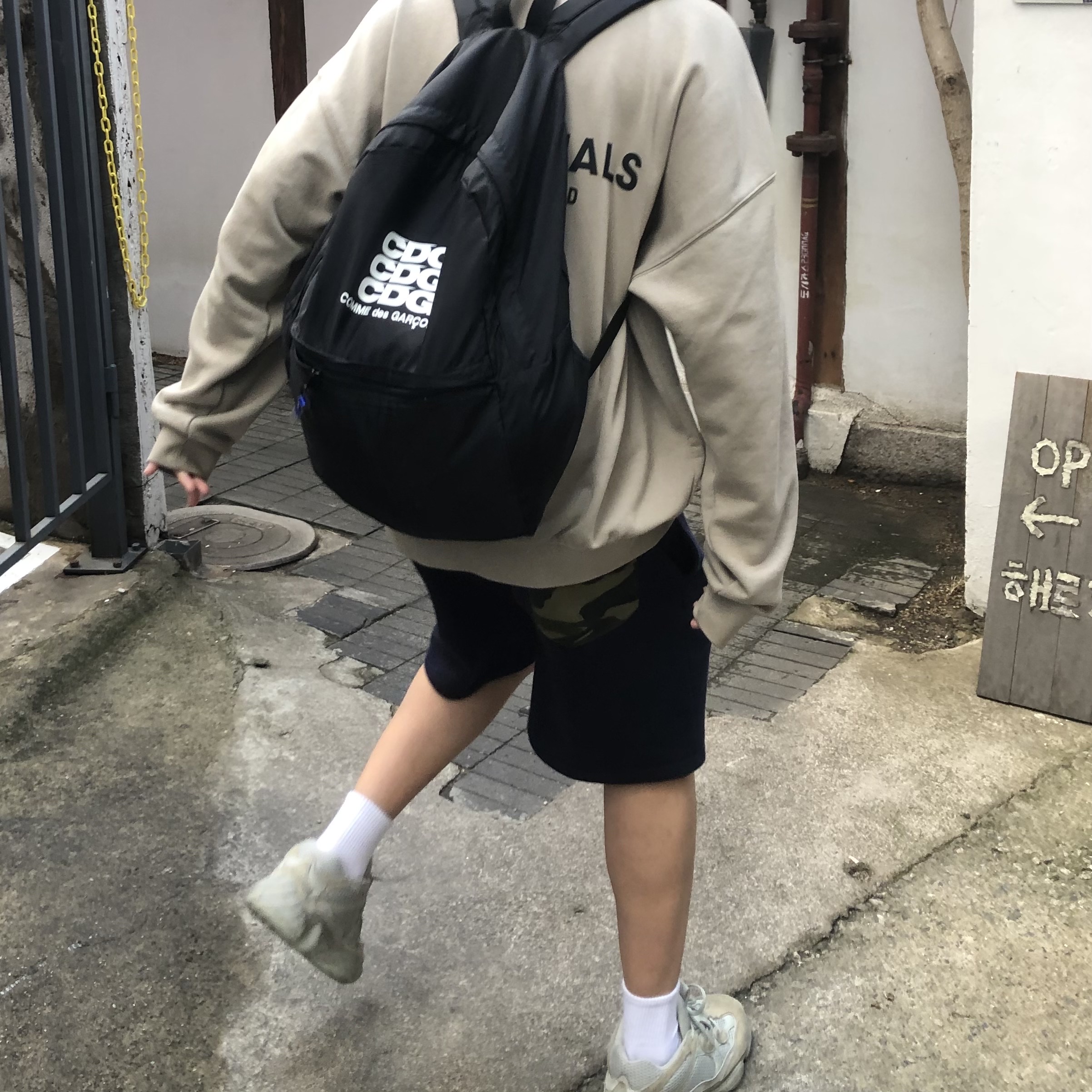 Essentials Long Sleeve Boxy Polo Olive - 20FW, CDG Backpack Black 착용 스타일