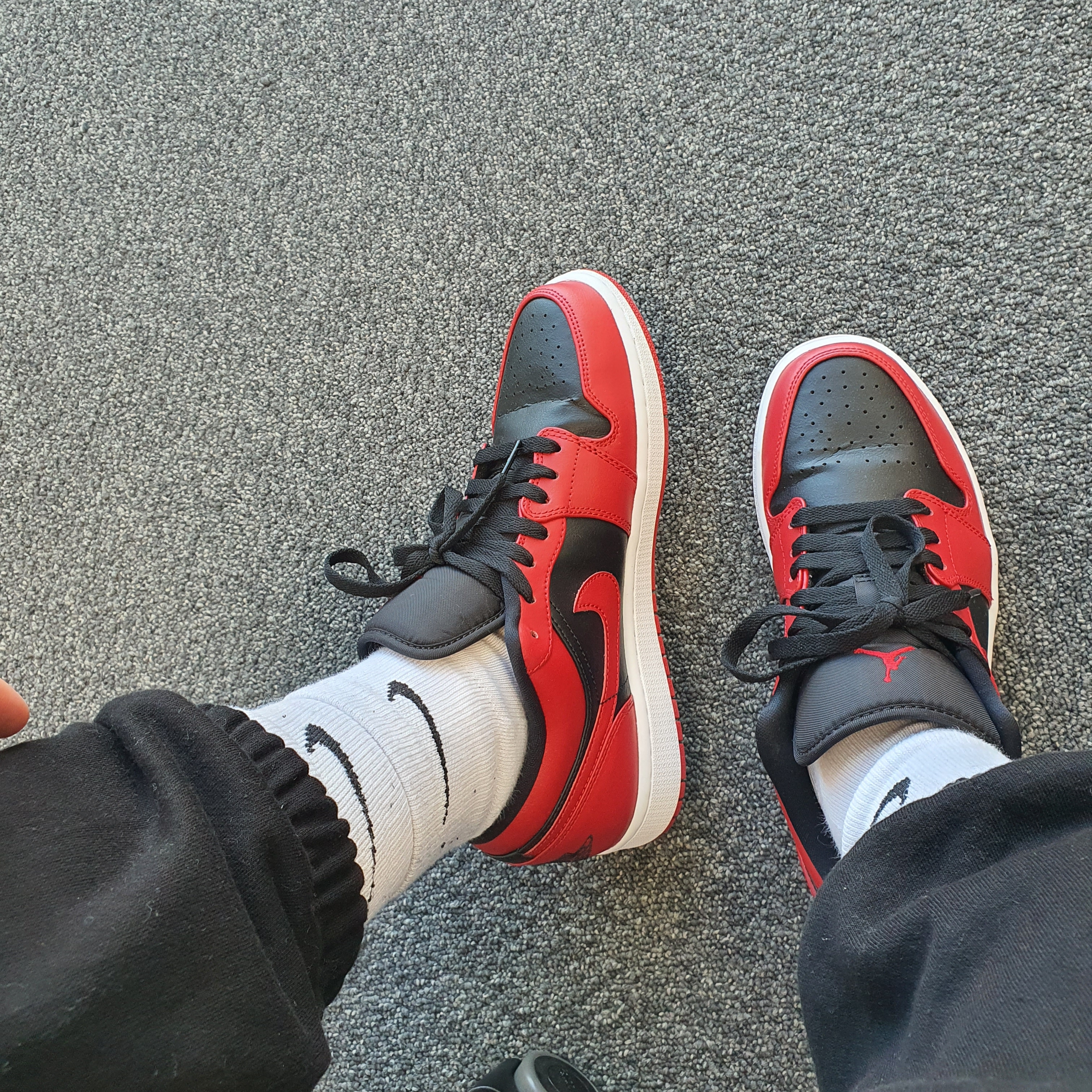 Jordan 1 Low Varsity Red 착용 스타일