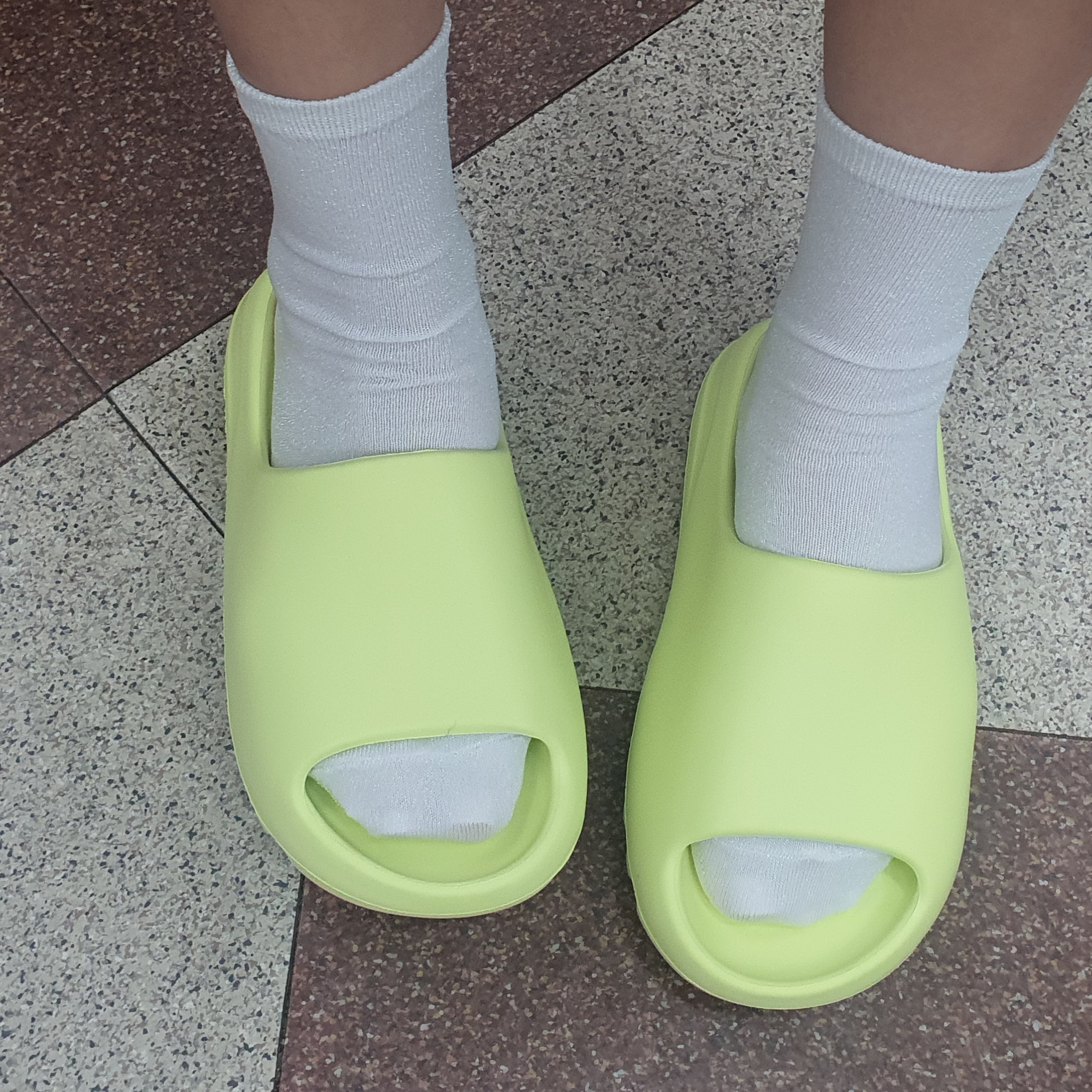 Adidas Yeezy Slide Glow Green 착용 스타일 - 2