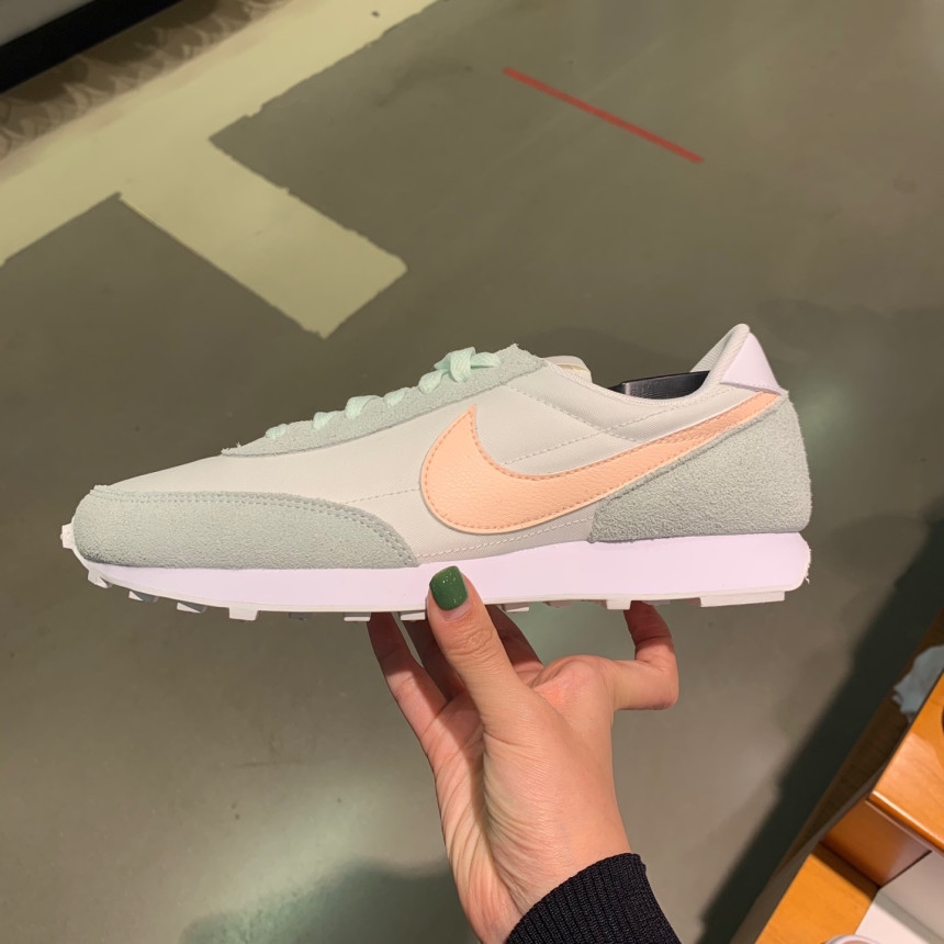 (W) Nike Daybreak Crimson Tint Barely Green 착용 스타일
