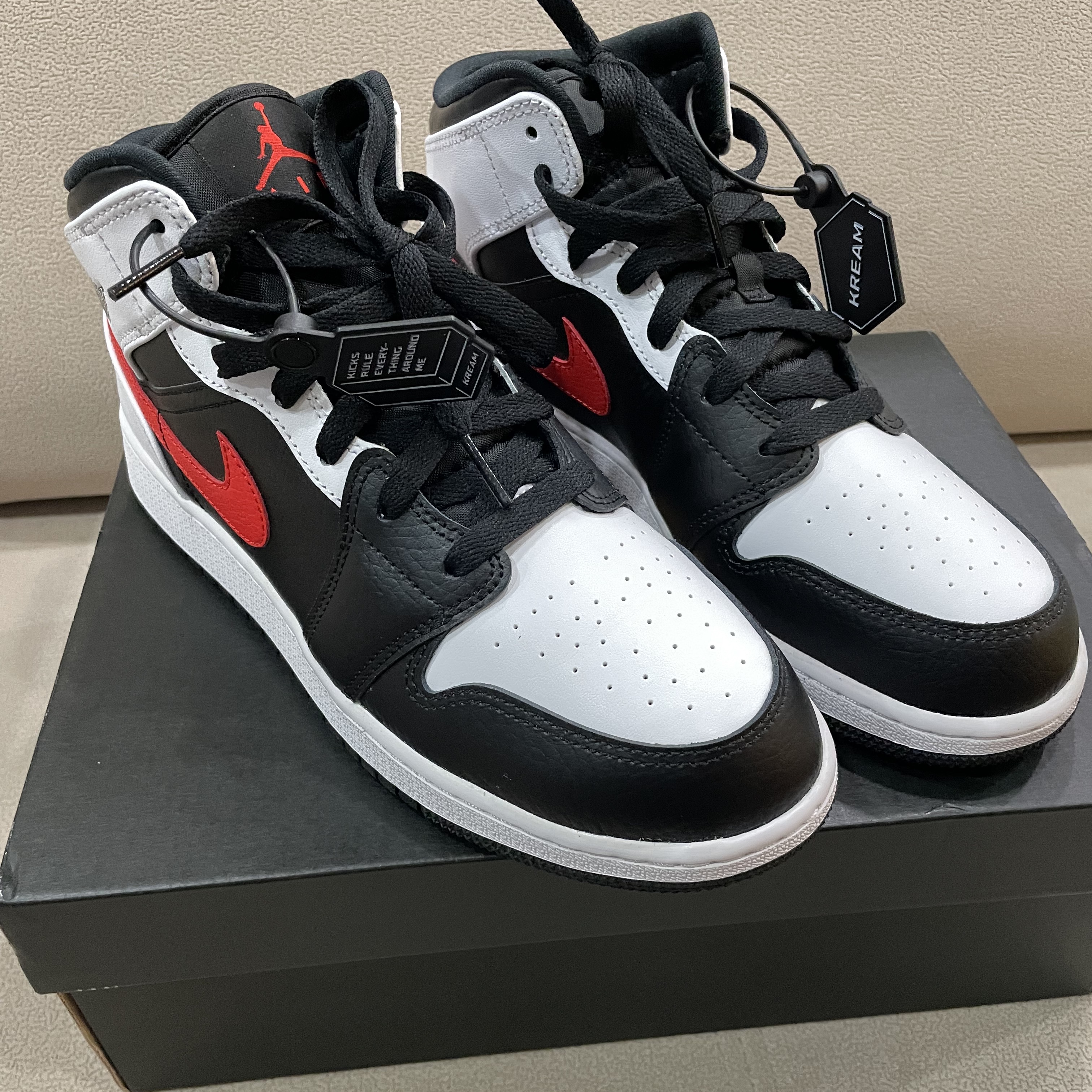 (GS) Jordan 1 Mid Black Chile Red 착용 스타일