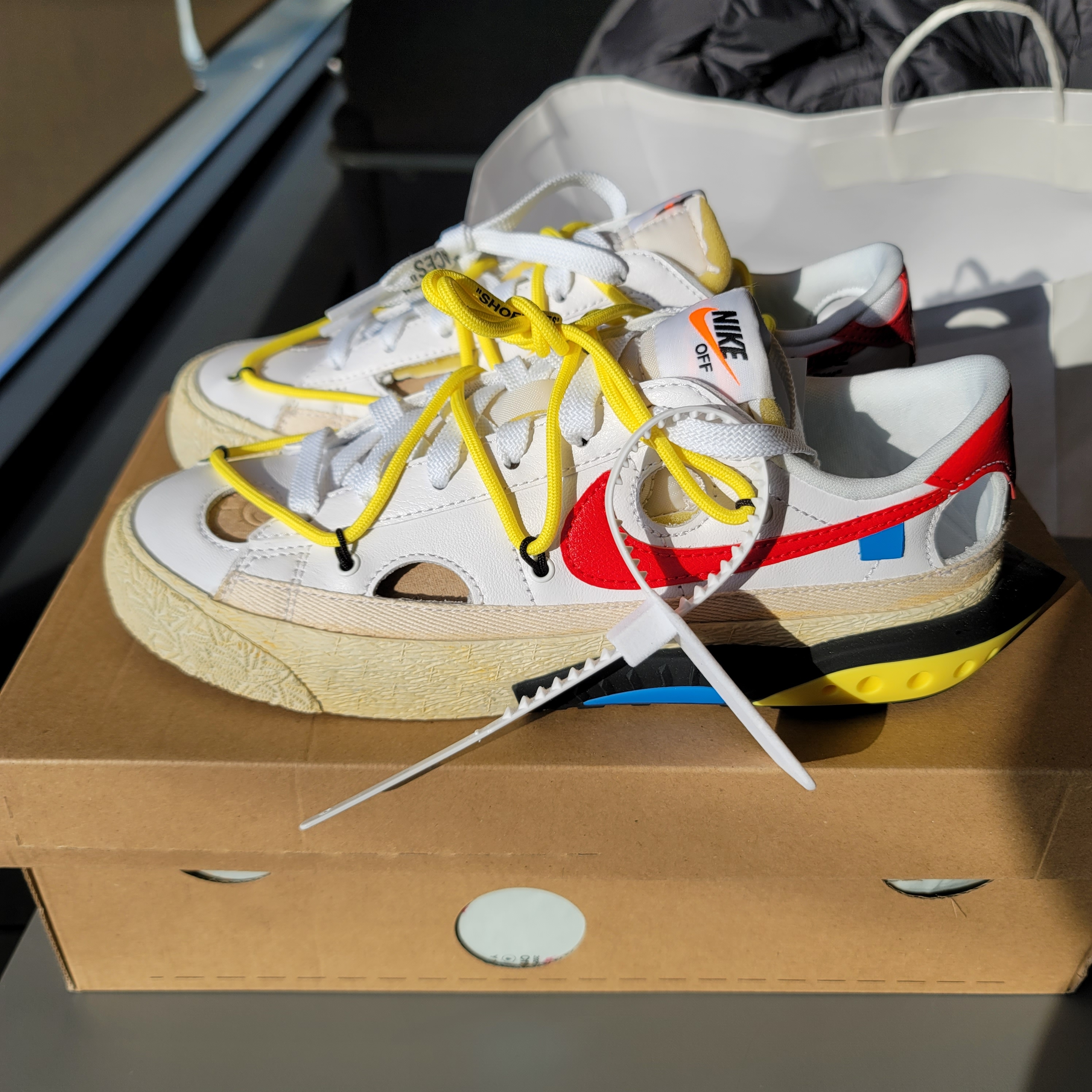 Nike x Off-White Blazer Low '77 White and University Red 착용 스타일 - 1