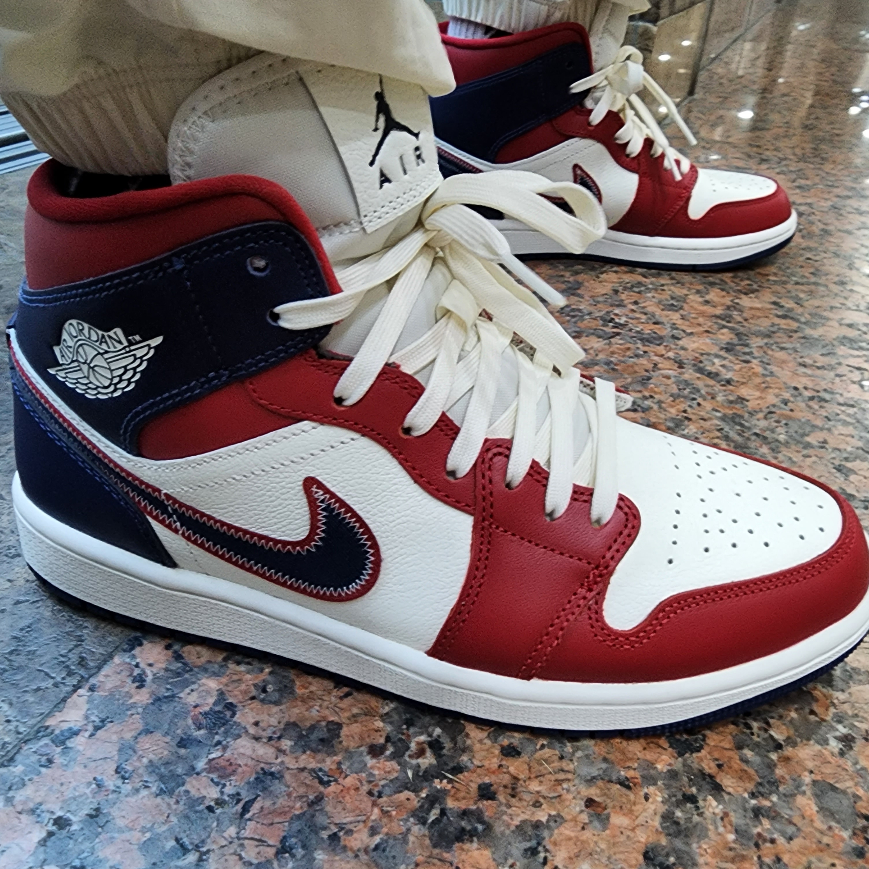 (W) Jordan 1 Mid SE Gym Red Midnight Navy 착용 스타일 - 1