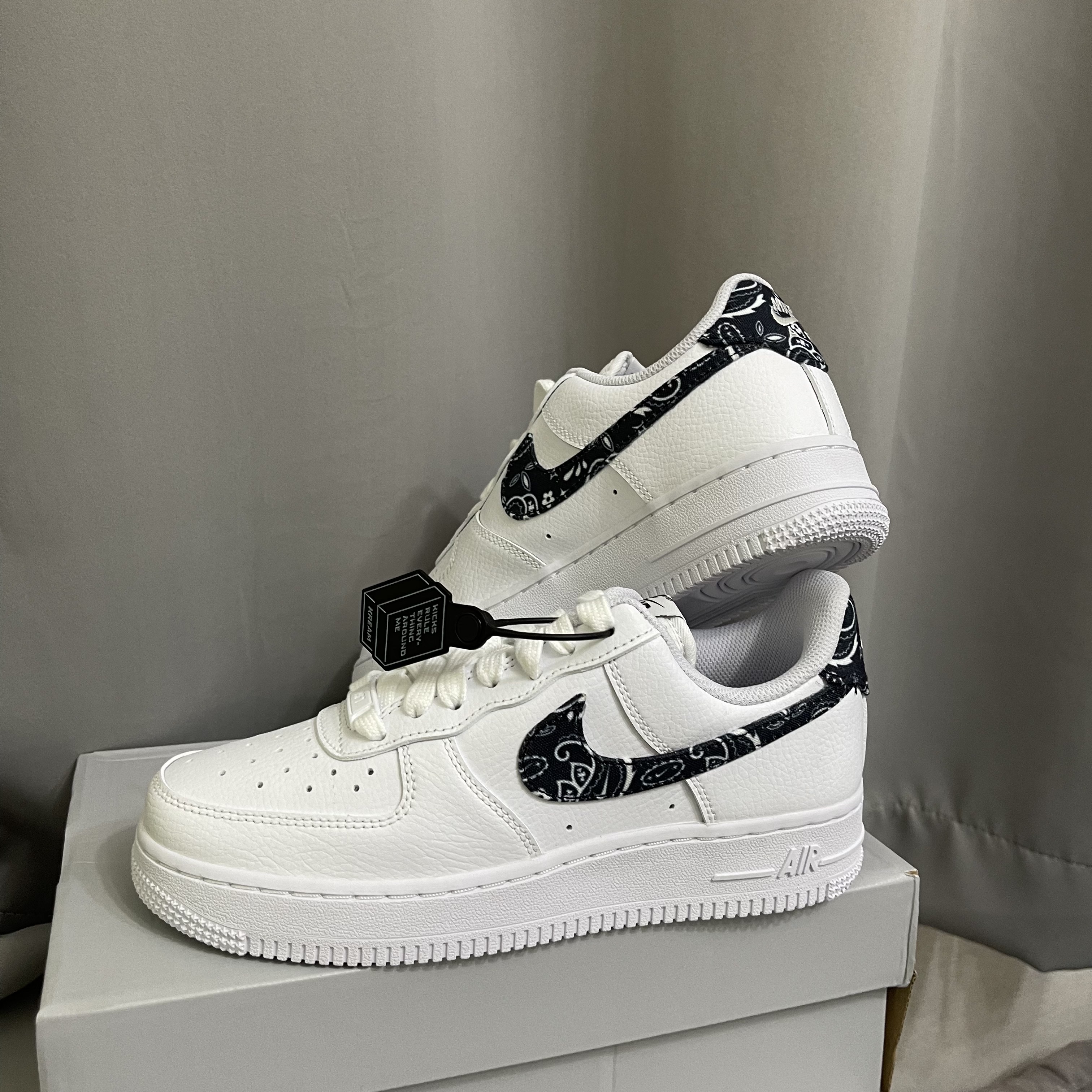 (W) Nike Air Force 1 '07 Essential Paisley Swoosh White Black 착용 스타일