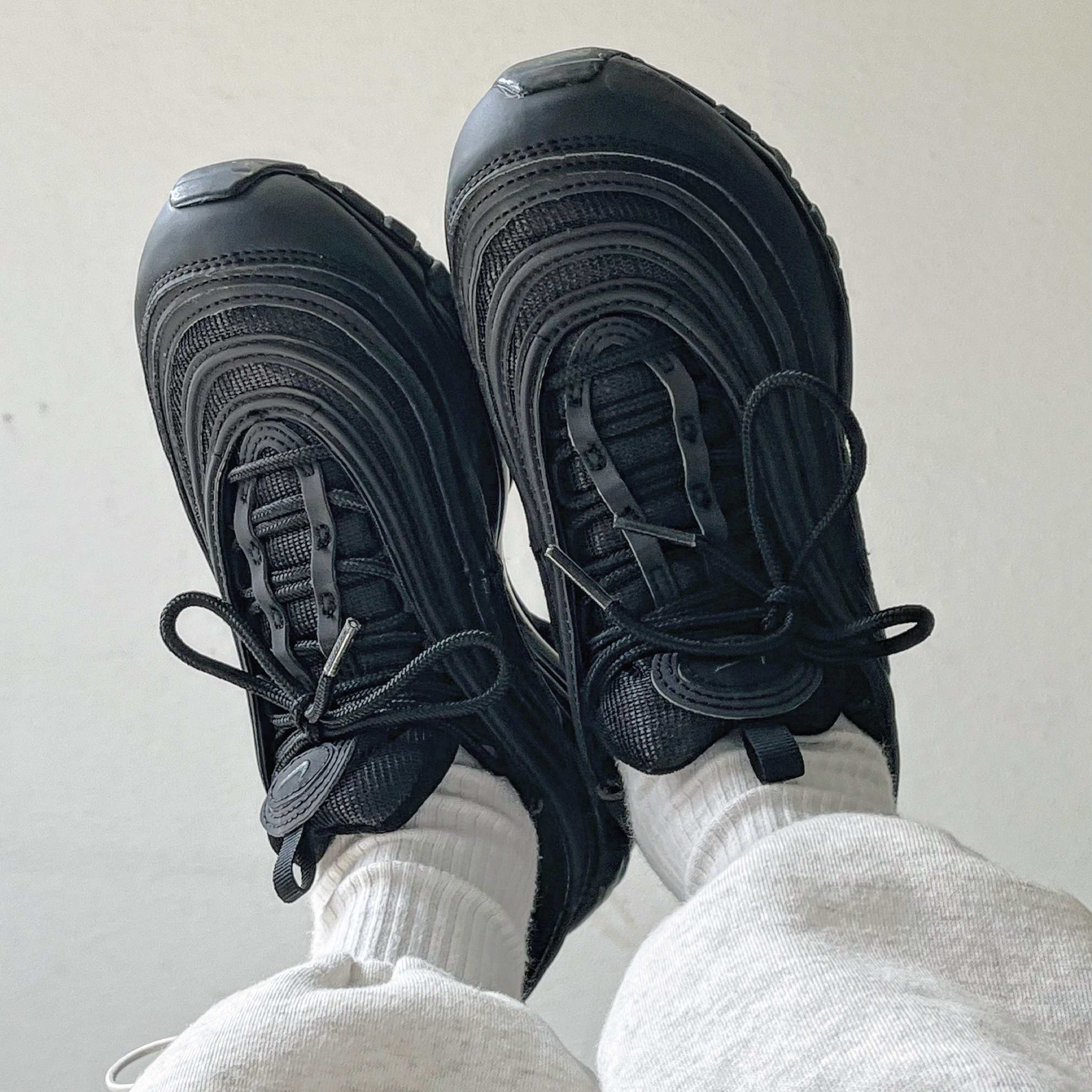(W) Nike Air Max 97 Black Dark Grey 착용 스타일 - 1