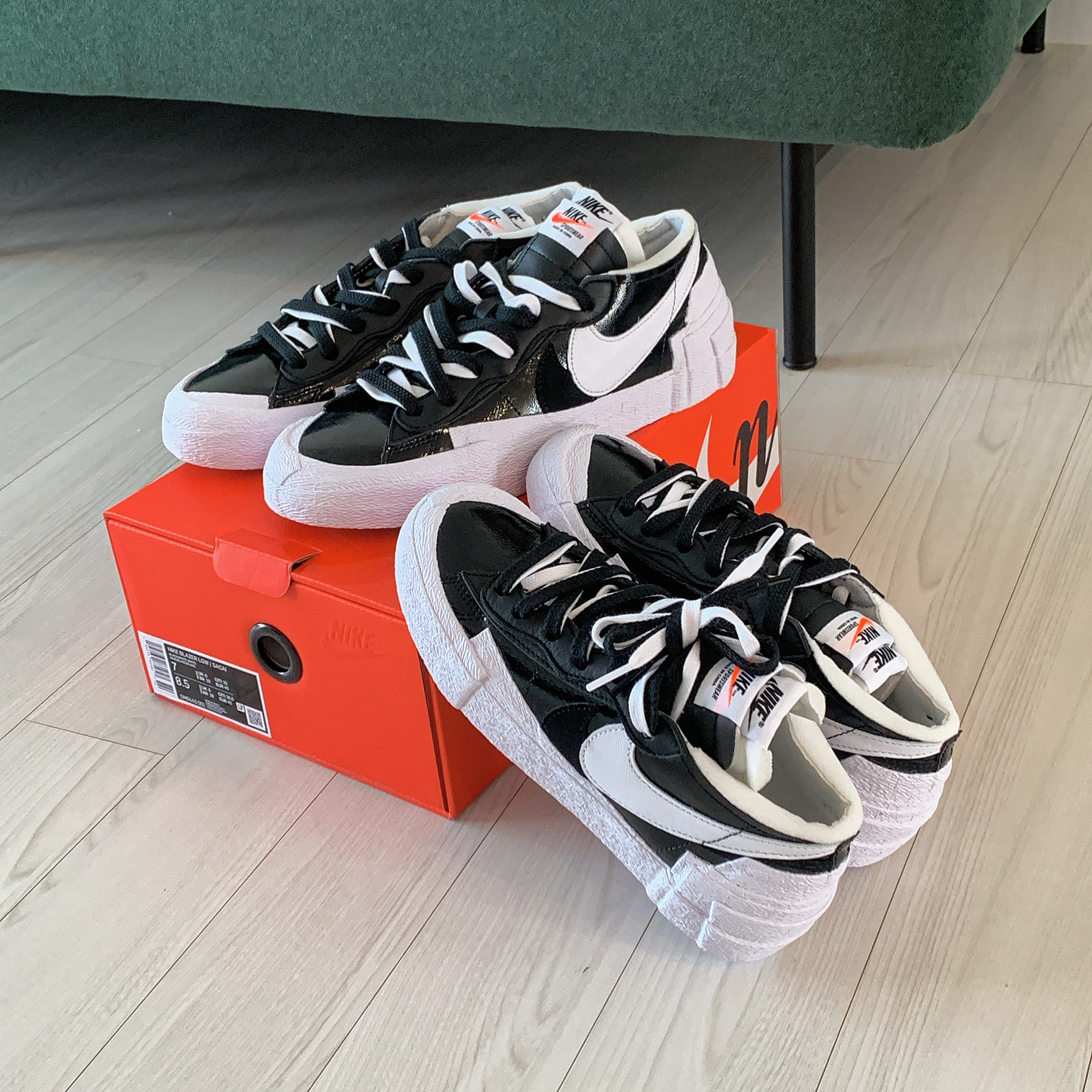 Adidas Yeezy Foam RNNR Stone Sage, Nike x Sacai Blazer Low Black Patent Leather 착용 스타일 - 3