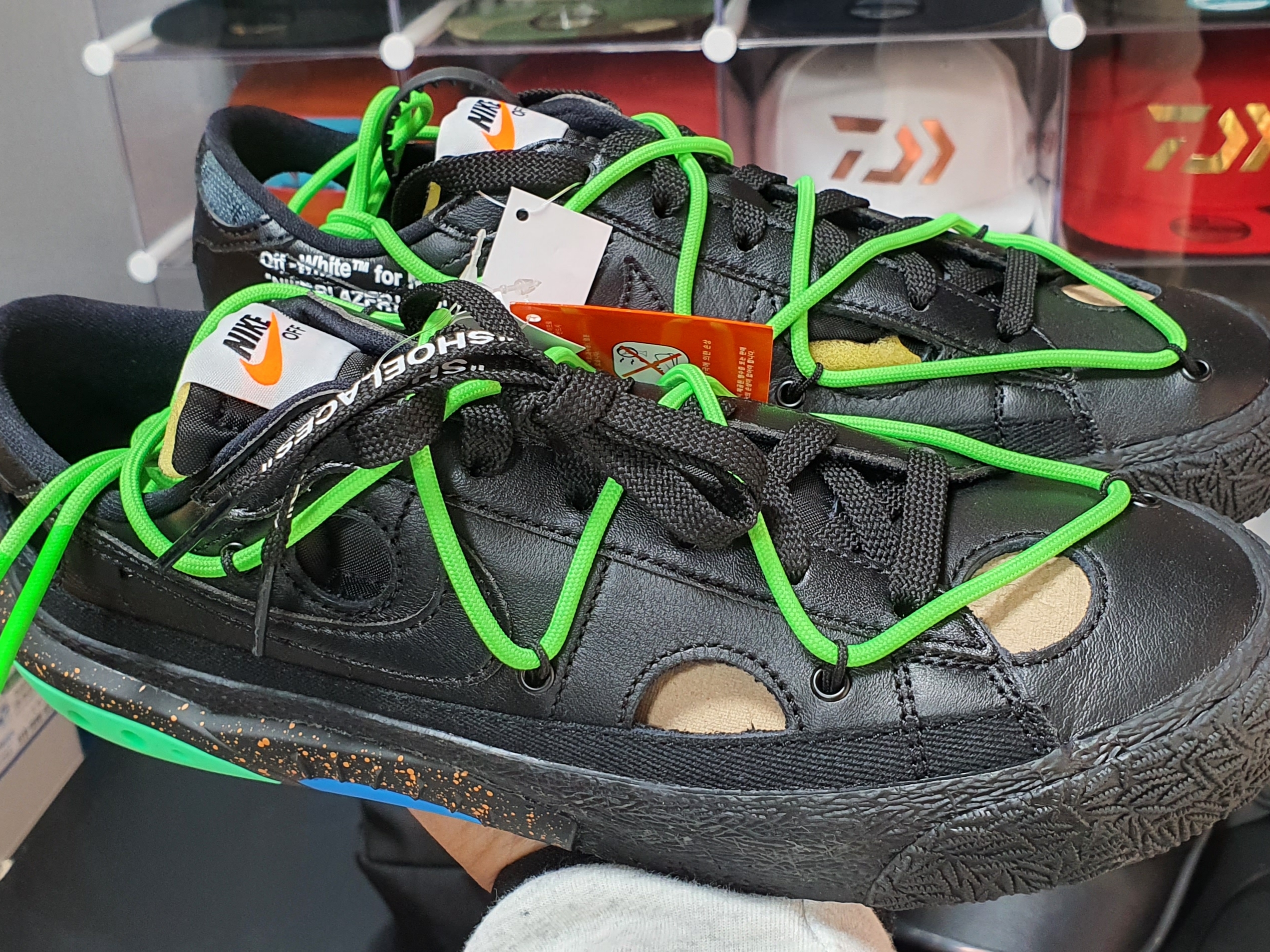 Nike x Off-White Blazer Low '77 Black and Electro Green 착용 스타일