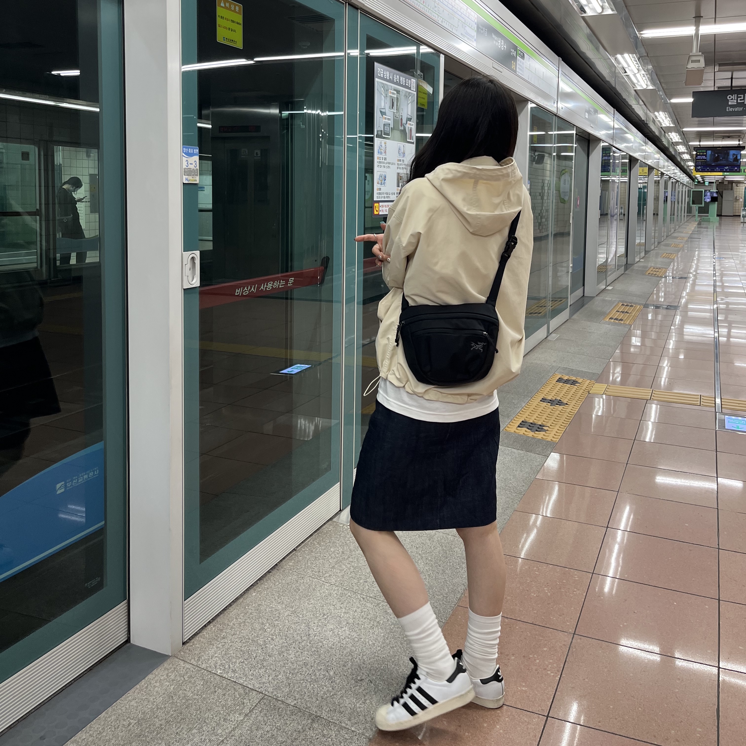 Adidas Superstar 80s White Black, Arc'teryx Mantis 2 Waistpack Black 착용 스타일