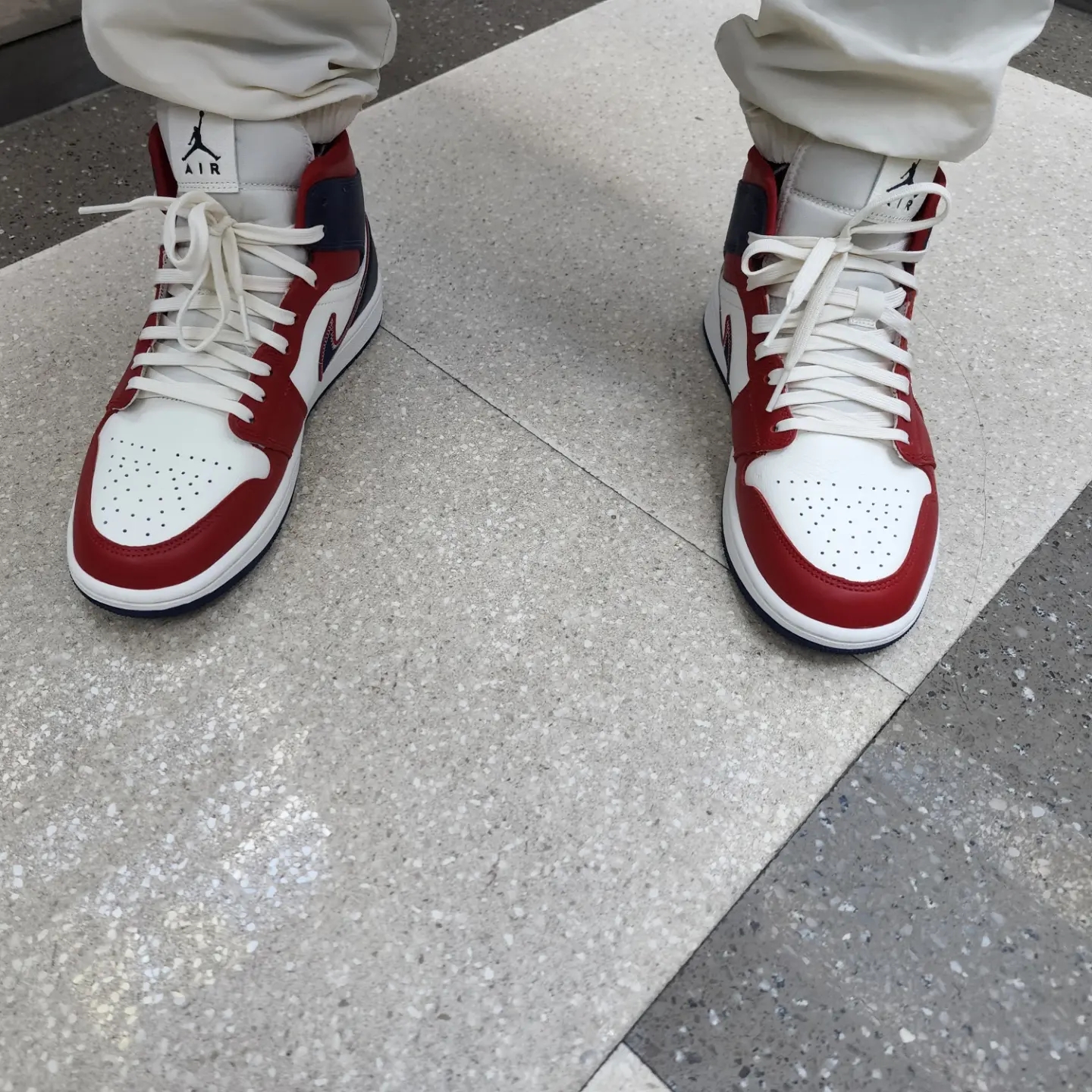 (W) Jordan 1 Mid SE Gym Red Midnight Navy 착용 스타일 - 4