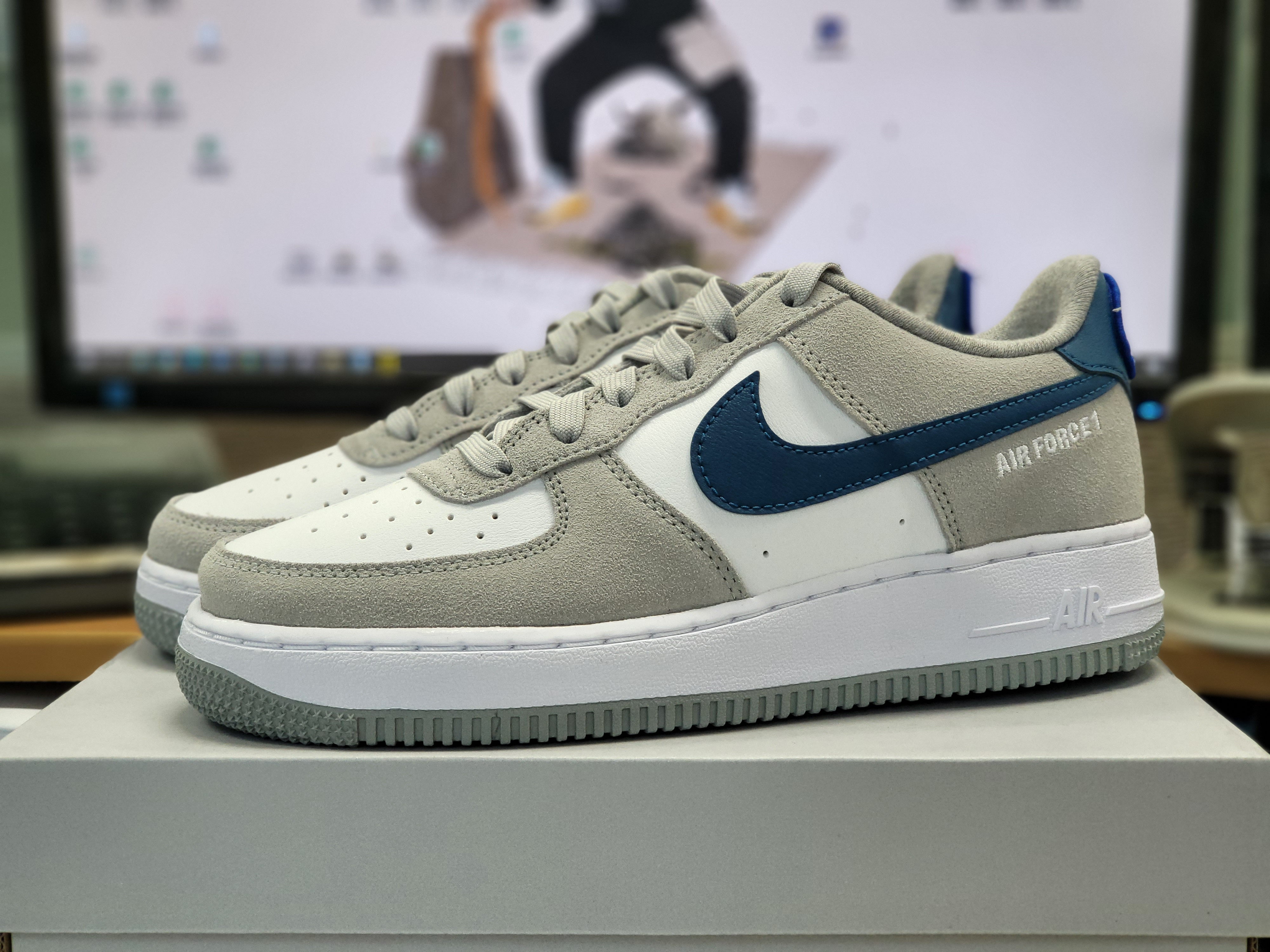 (GS) Nike Air Force 1 LV8 Athletic Club Light Smoke Grey Marina 착용 스타일