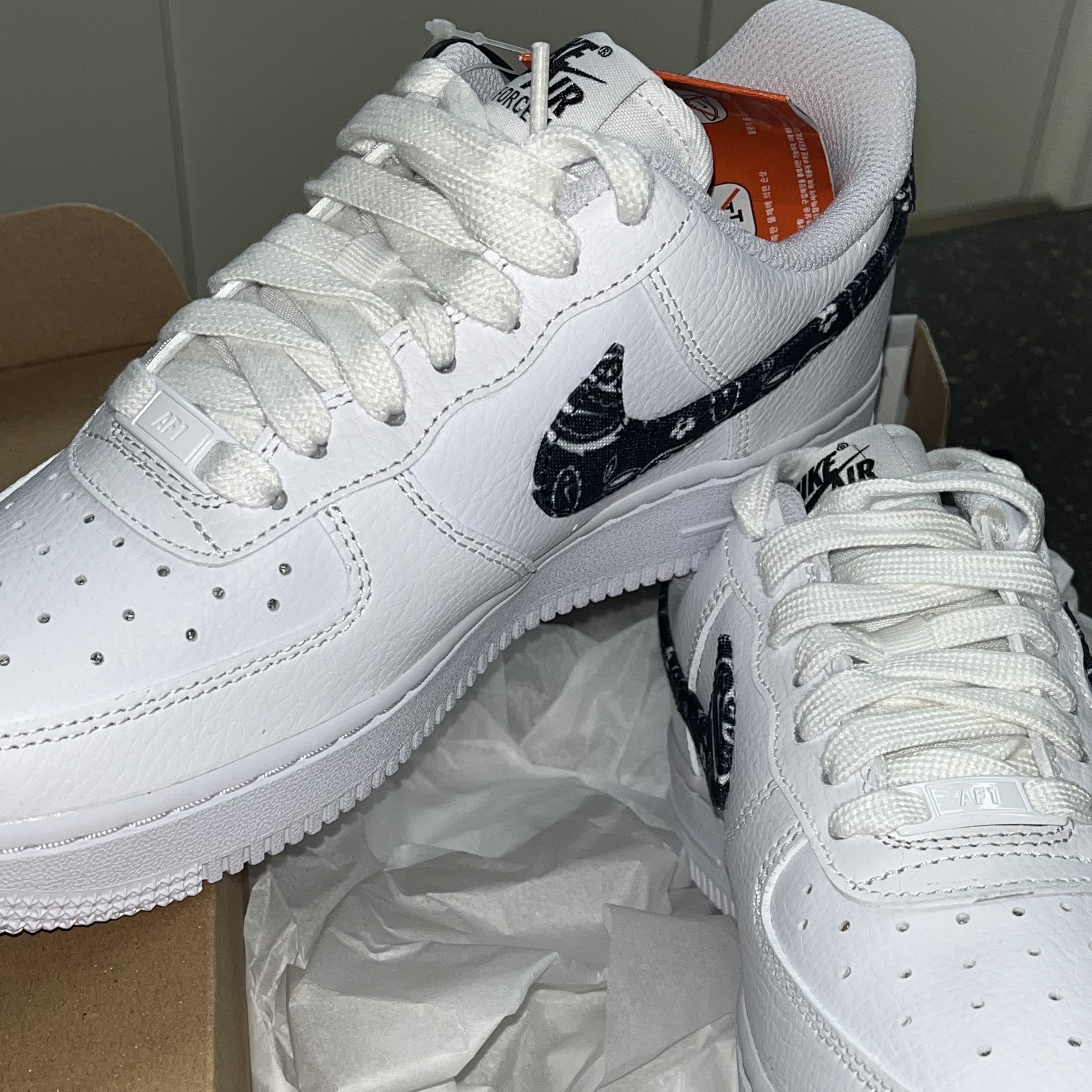 (W) Nike Air Force 1 '07 Essential Paisley Swoosh White Black 착용 스타일 - 1