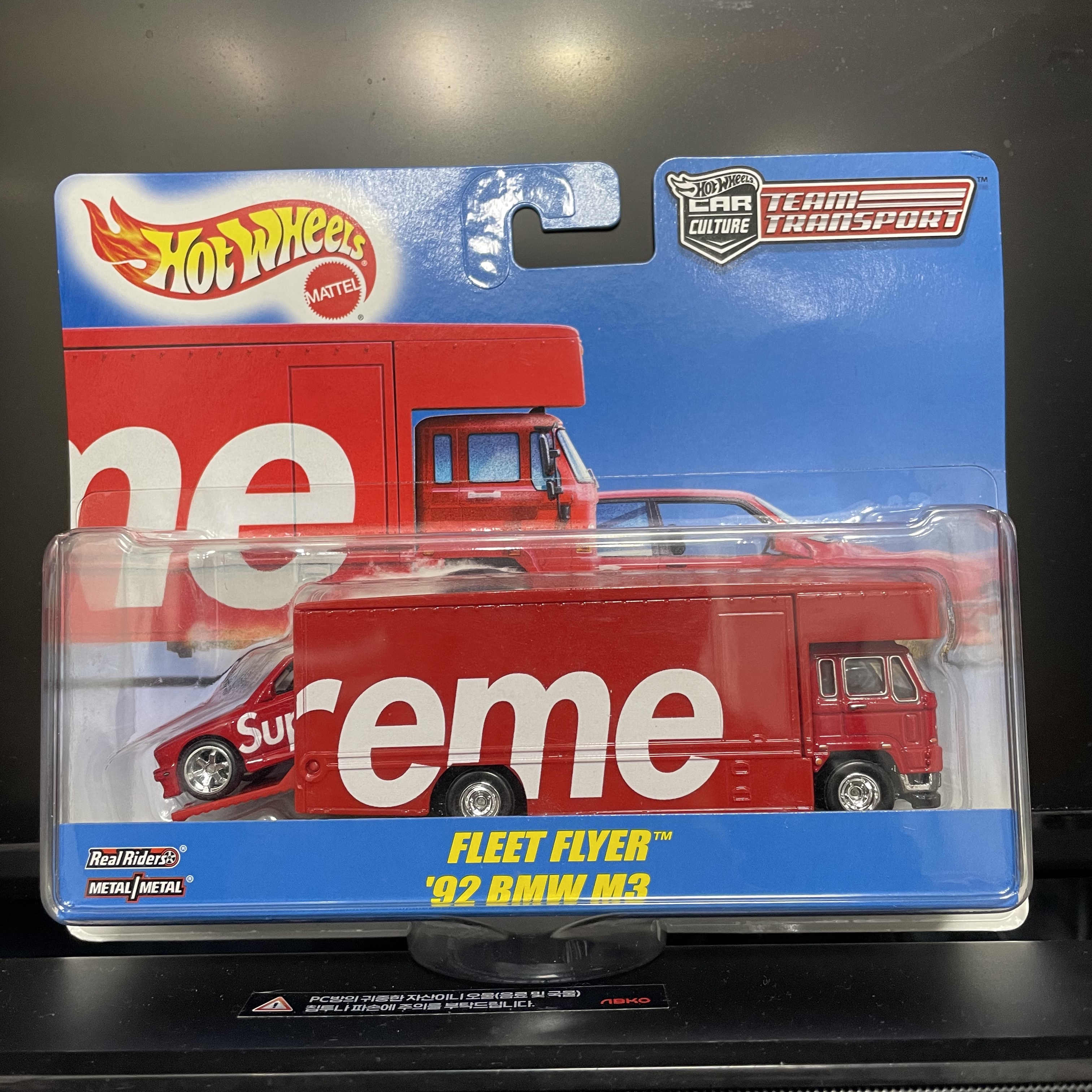Hot Wheels x Supreme Fleet Flyer + 1992 BMW M3 Red - 19SS 착용 스타일 - 2