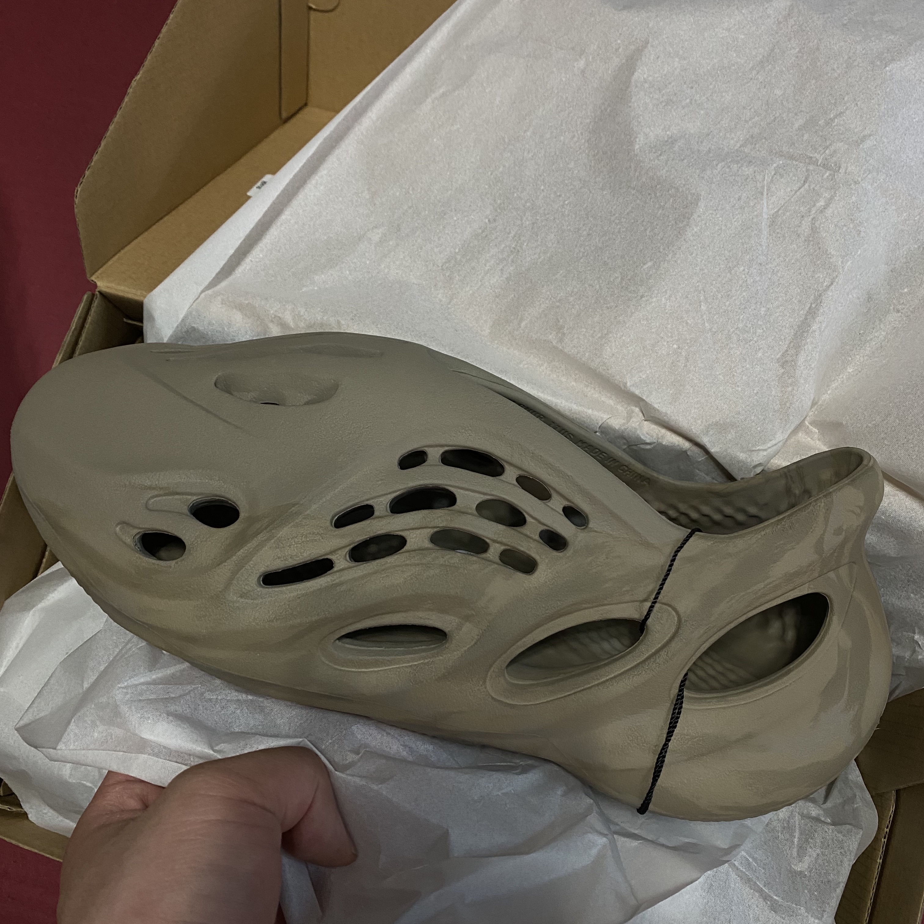 Adidas Yeezy Foam RNNR Stone Sage 착용 스타일