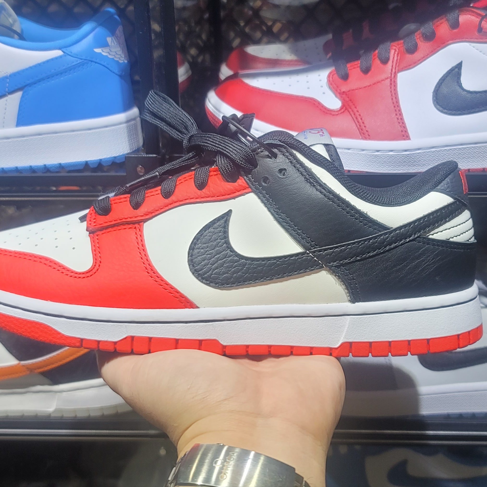 Nike x NBA Dunk Low Retro EMB Black and Chile Red 착용 스타일
