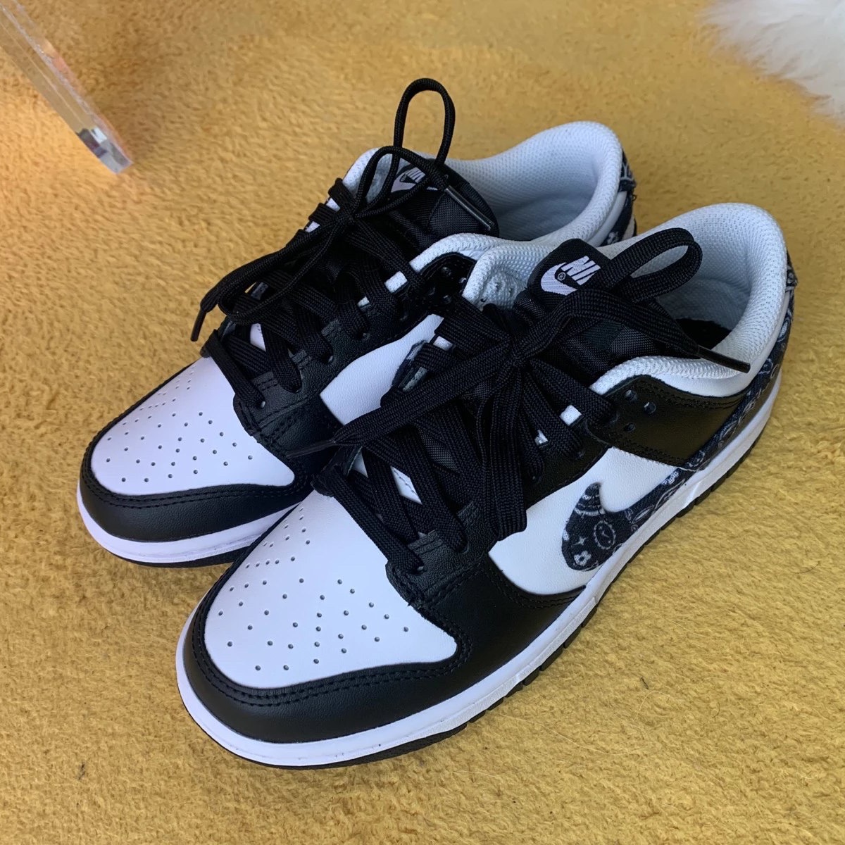 (W) Nike Dunk Low Essential Black Paisley 착용 스타일