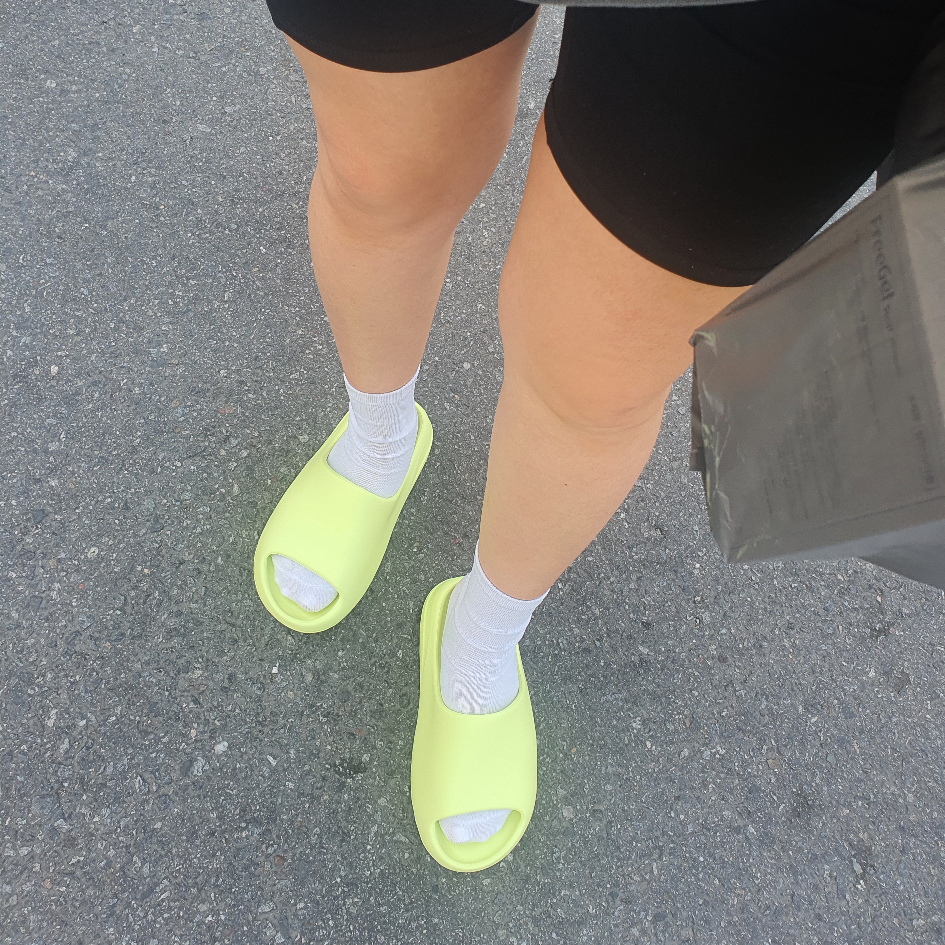 Adidas Yeezy Slide Glow Green 착용 스타일 - 1