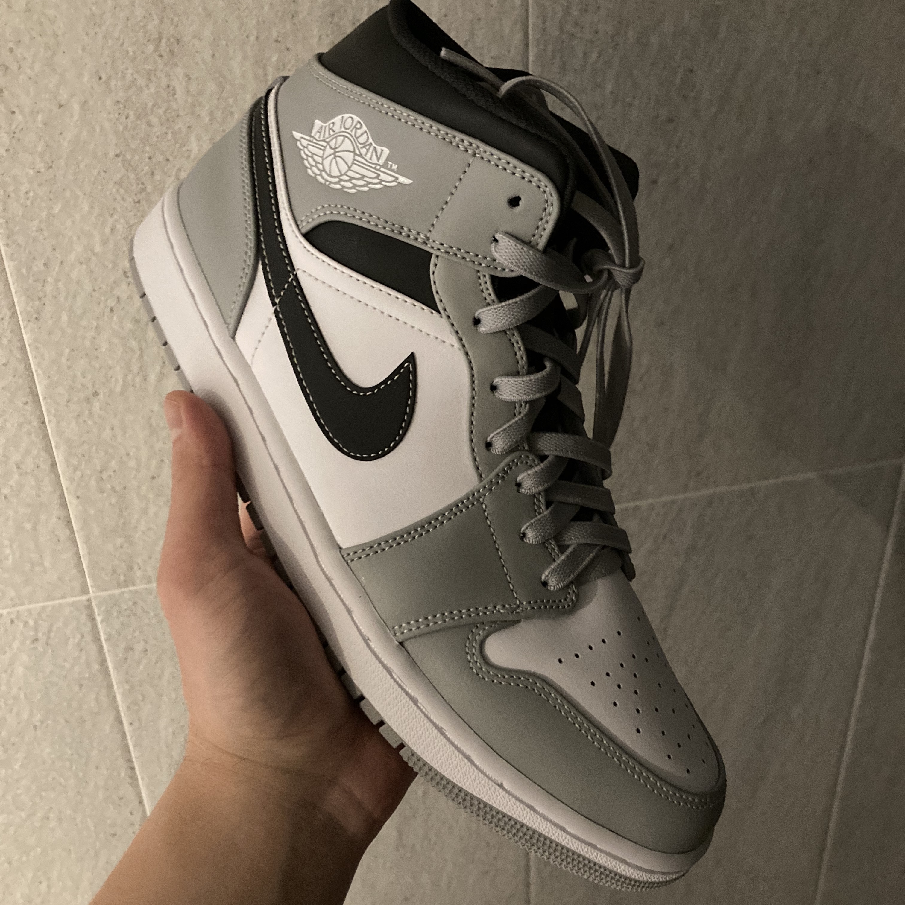 Jordan 1 Mid Light Smoke Grey Anthracite 착용 스타일 - 2