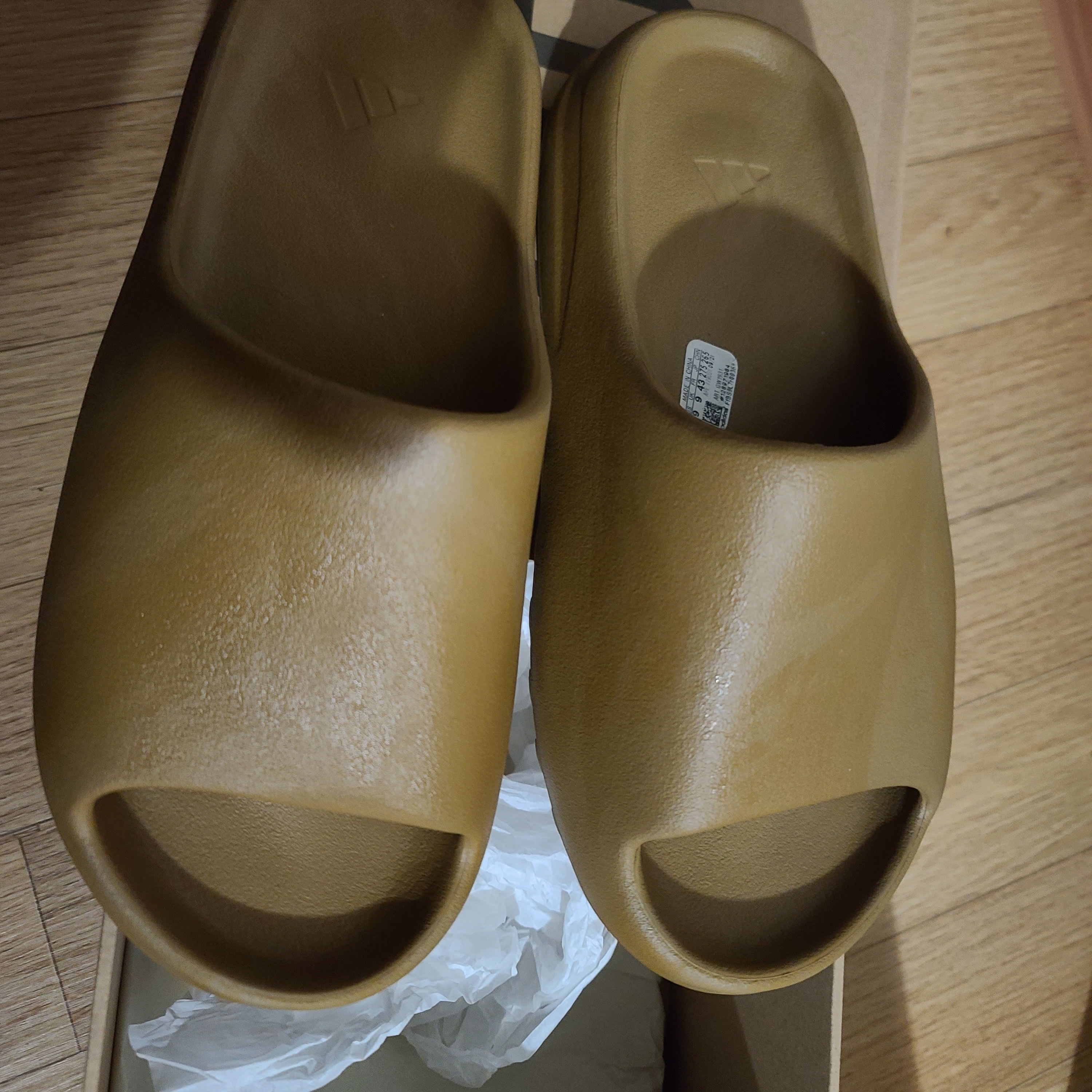 Adidas Yeezy Slide Ochre 착용 스타일