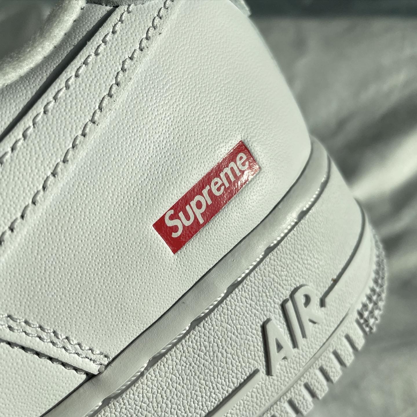 Nike x Supreme Air Force 1 Low White 착용 스타일 - 1