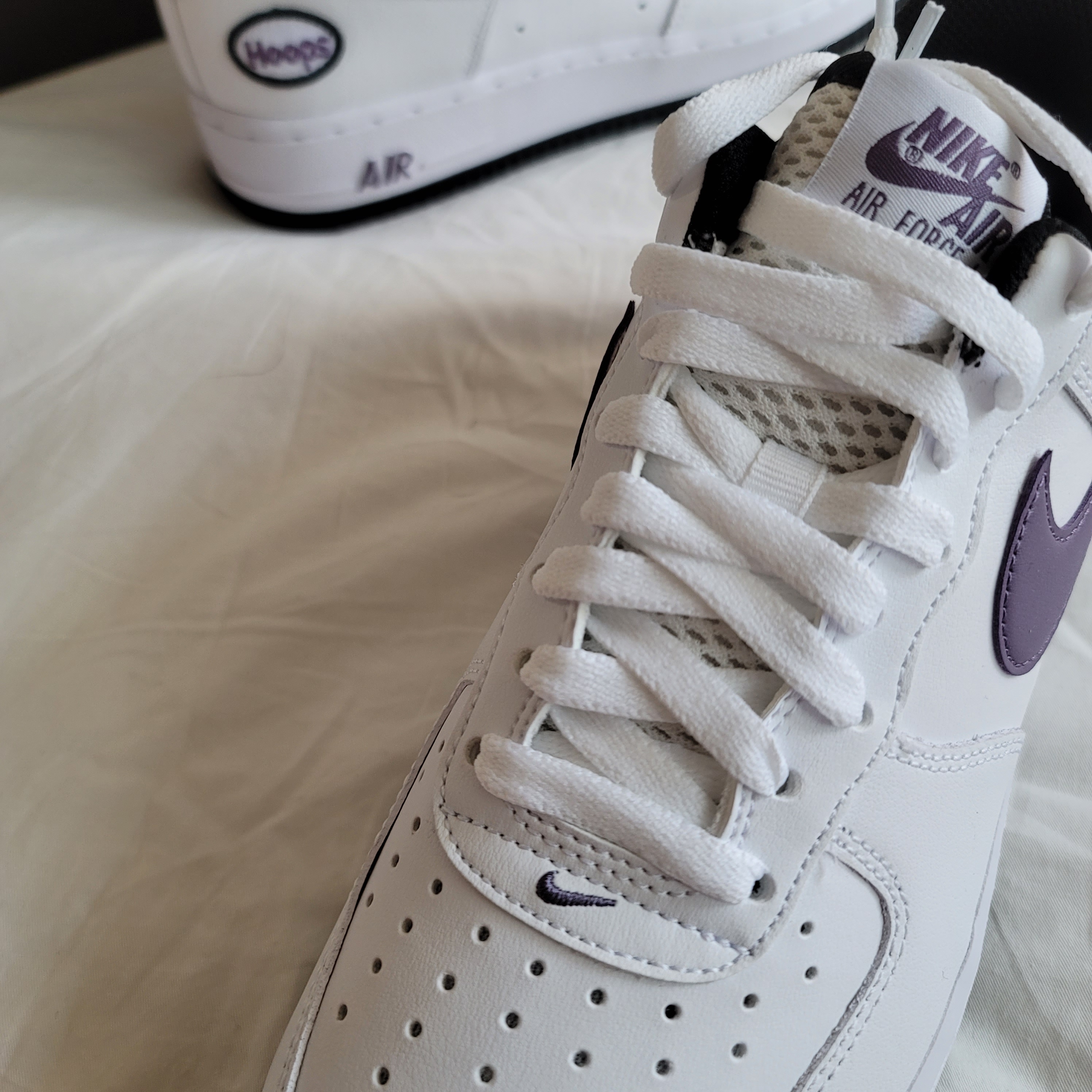 Nike Air Force 1 '07 LV8 Hoops White Canyon Purple 착용 스타일 - 4