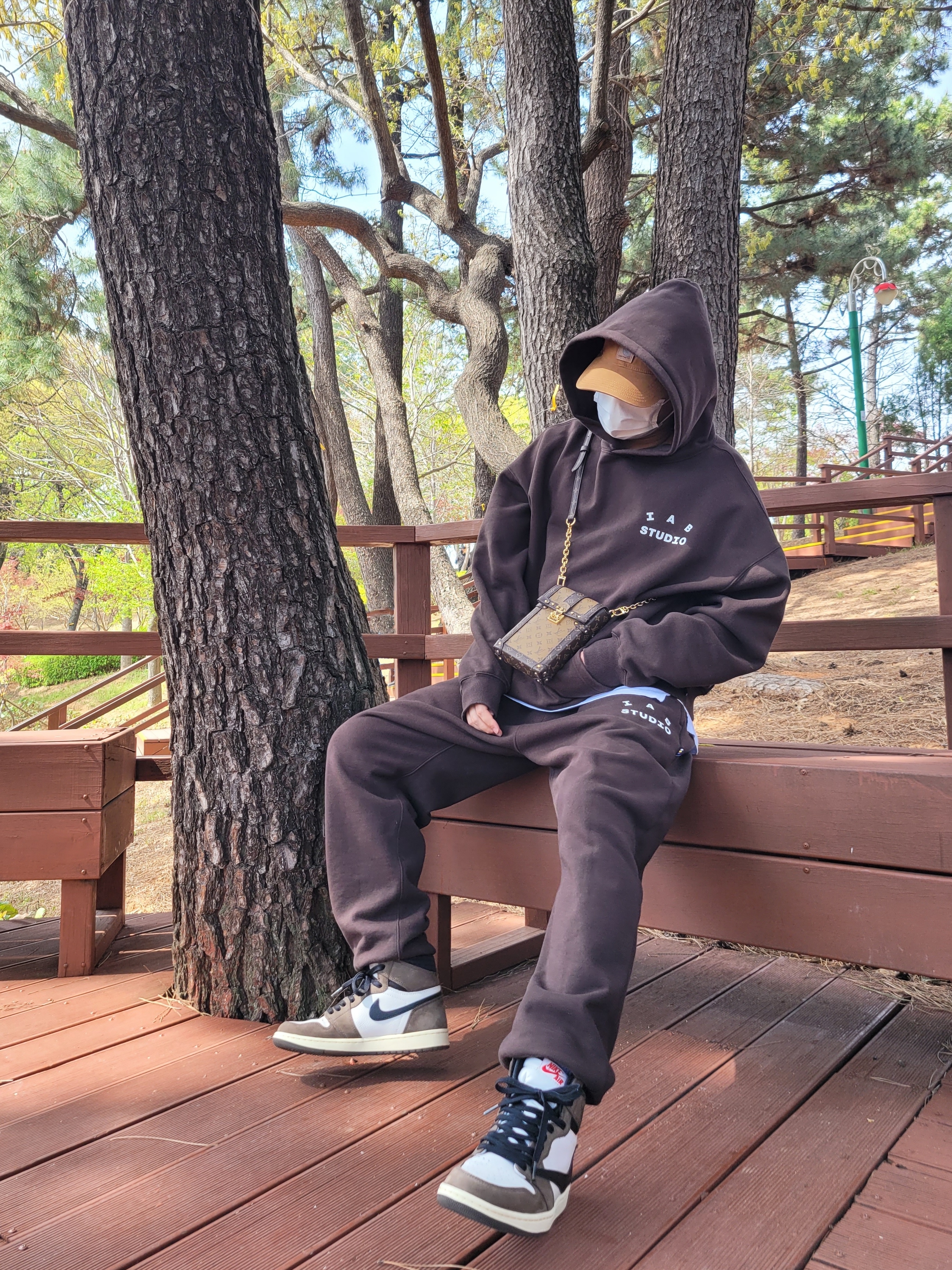 Jordan 1 x Travis Scott Retro High OG SP Mocha, IAB Studio Hoodie Brown 착용 스타일