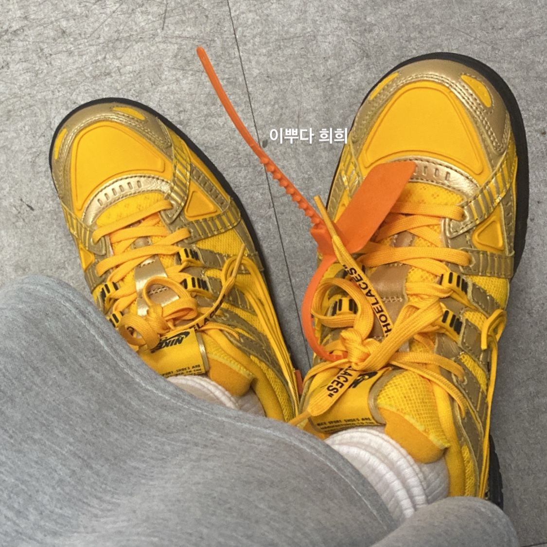Nike x Off-White Air Rubber Dunk University Gold 착용 스타일
