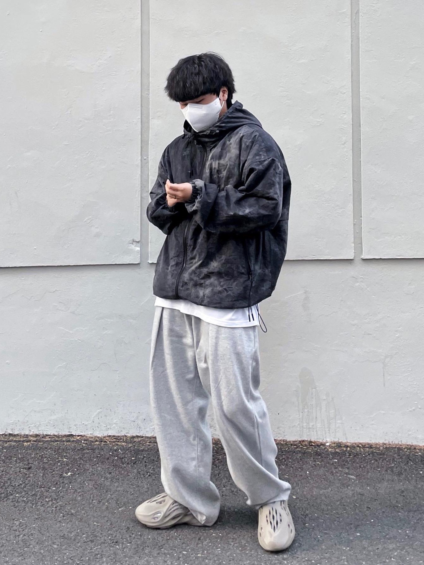 Adidas Yeezy Foam RNNR Stone Sage 착용 스타일 - 3