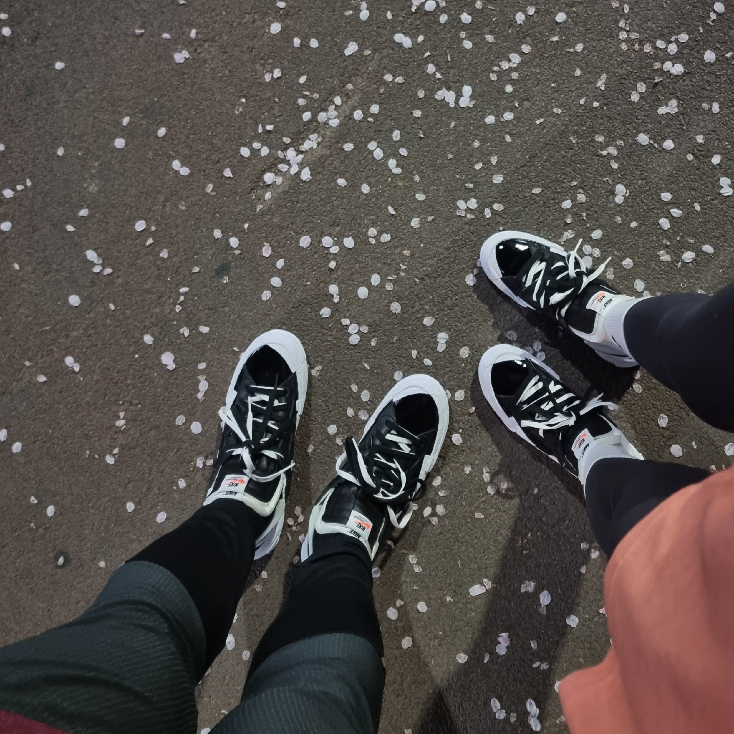 Nike x Sacai Blazer Low Black Patent Leather 착용 스타일 - 2