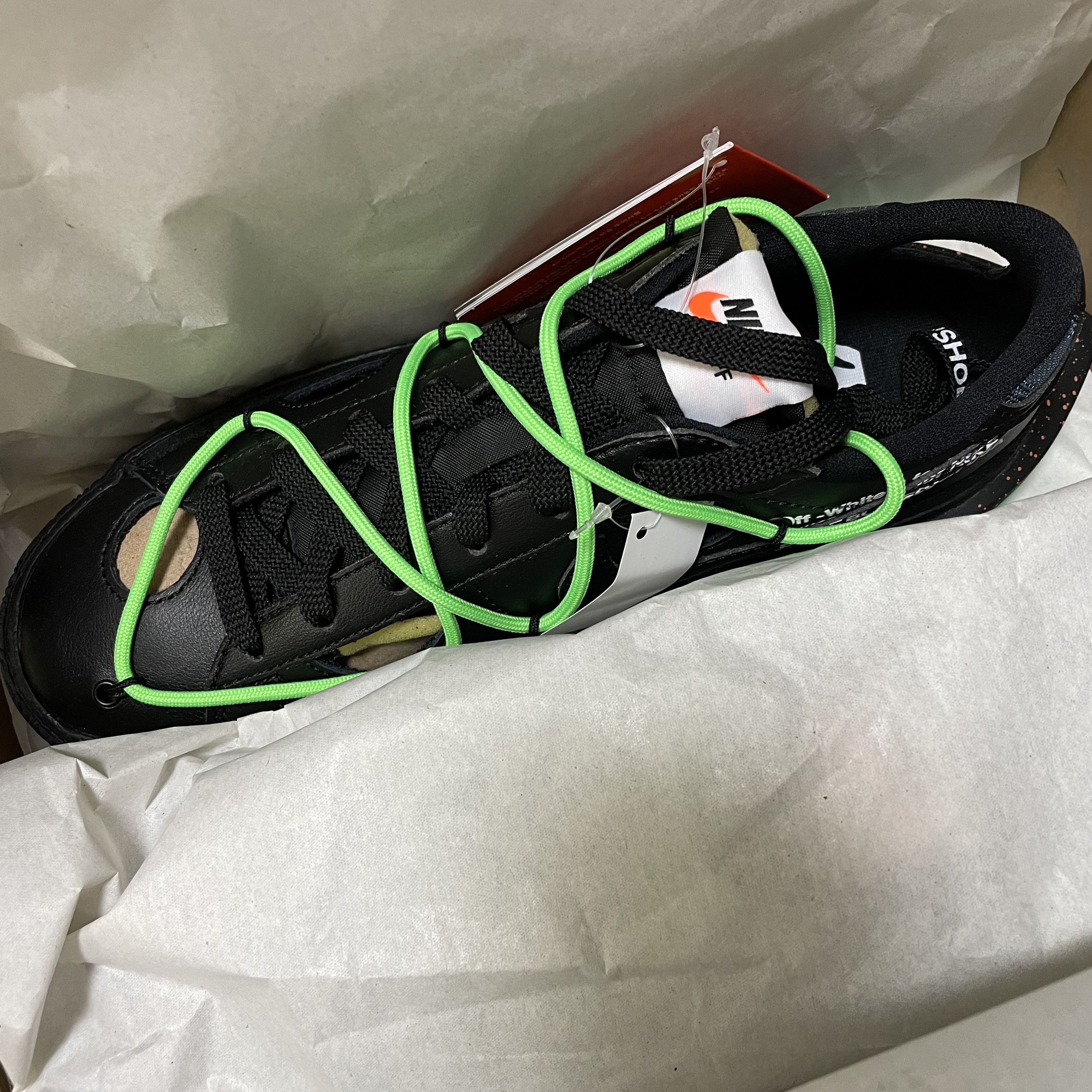 Nike x Off-White Blazer Low '77 Black and Electro Green 착용 스타일