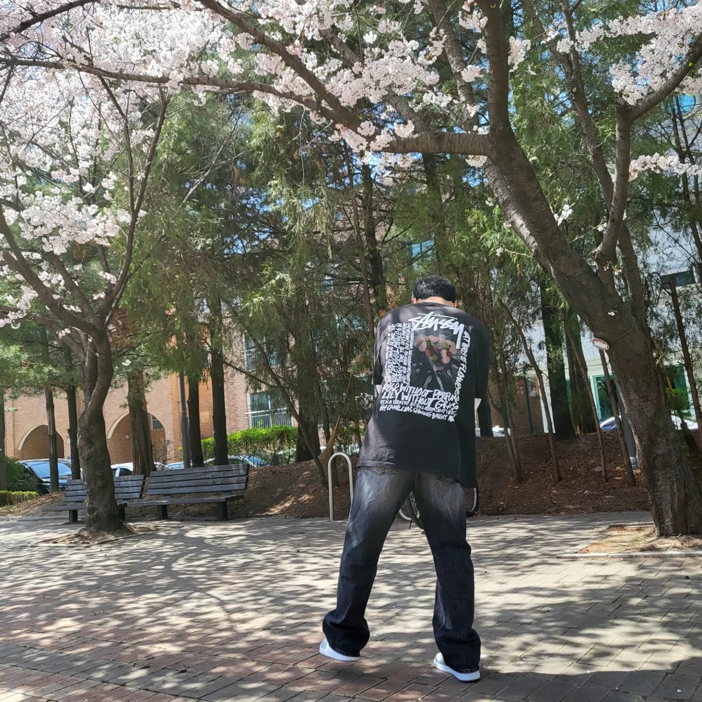 Jordan 1 Mid Light Smoke Grey Anthracite, Stussy Camellias Pig. Dyed T-Shirt Black 착용 스타일 - 1