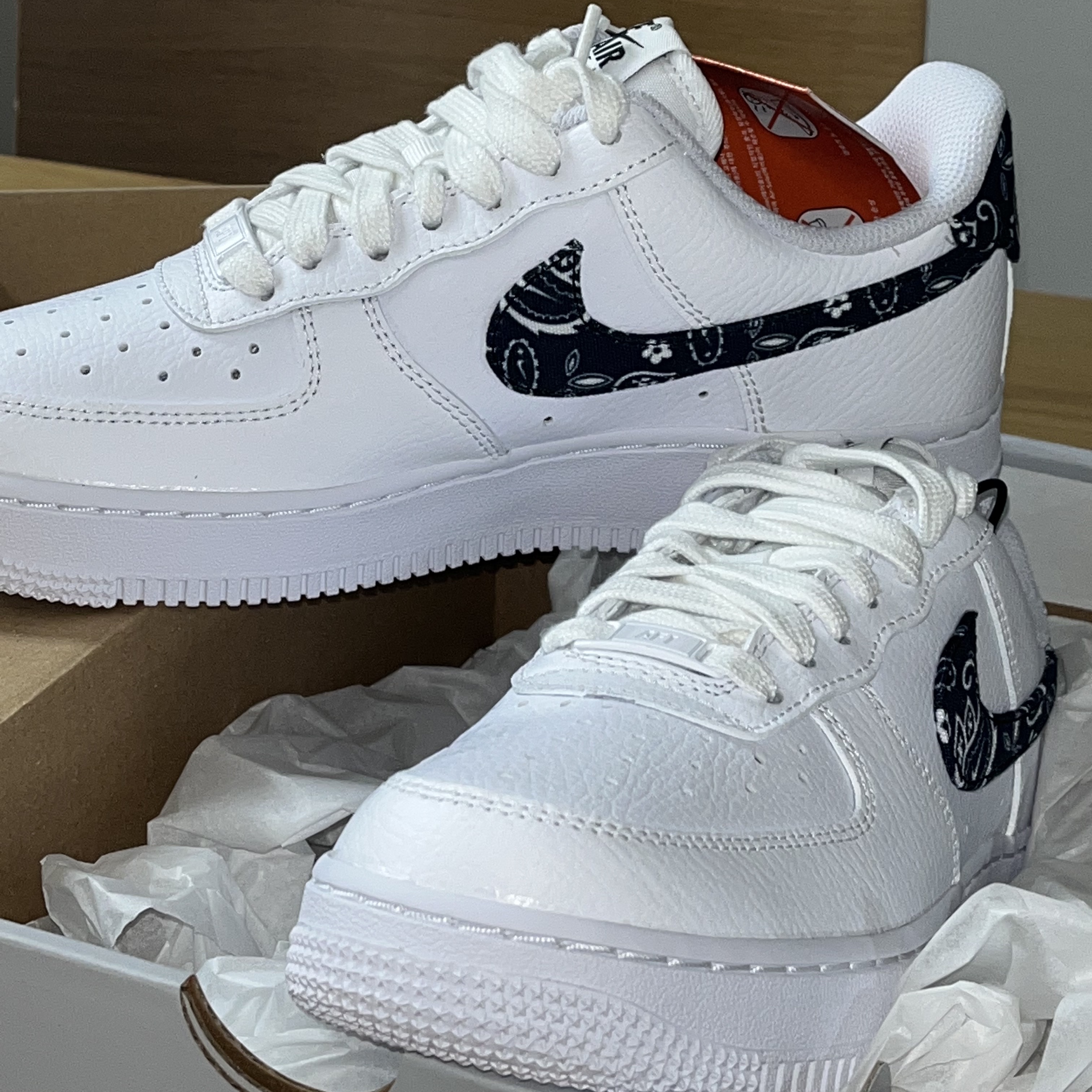 (W) Nike Air Force 1 '07 Essential Paisley Swoosh White Black 착용 스타일 - 2